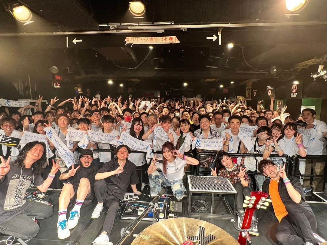 奥野翔太さんのインスタグラム写真 - (奥野翔太Instagram)「ツアー3日目宇都宮🥟🔥 サウナ状態のライブハウスで、今までで1番汗だくになった気がするライブでした🧖‍♂️でもその熱さにも負けないみんなのパワーと、さや姉とバンドのパワーの応酬が最高にホットで気持ちよかったー！！🔥🔥 ありがとうございました！！🙏 みんな今日は水分たくさんとってゆっくり寝ましょうね🛌  #山本彩 #アンドツアー #チームSY」6月18日 21時08分 - weaver_bass