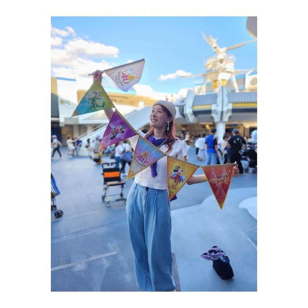 夢月せらのインスタグラム：「40周年のDisneyland🏰🐭👑💓  やっと行けたー✨ 天気よすぎて凄かった🥵笑 念願のパレード見て、キャラクターにも沢山触れ合えて♡ あとはひたすら、ビール🍺笑  さいっっっっこうの休日でした〜ヾ(*´∀｀*)ﾉ」