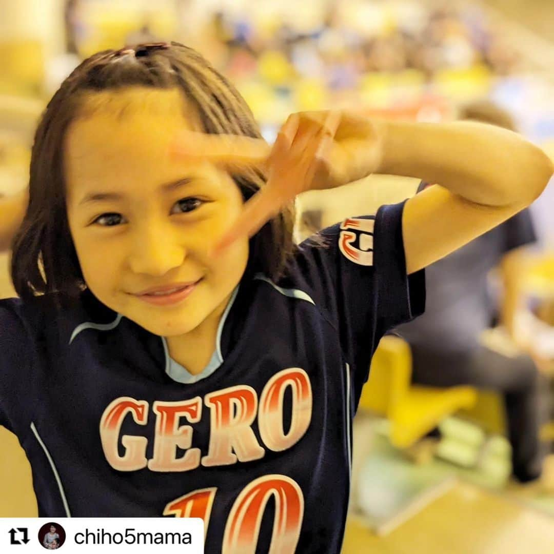 Gero City【下呂市公式アカウント】さんのインスタグラム写真 - (Gero City【下呂市公式アカウント】Instagram)「#Repost @chiho5mama with @use.repost ・・・ モップガール🏐 応援がんばりました ᵕ̈*  みんなでお揃いのGERO手ぬぐい 下呂温泉のお土産にもぜひ ⍢⃝ ◊*ﾟ  #volleyball #volleyballgame #バレーボール女子 #ひとり歩き作戦 #こども #5姉妹 #子育て #暮らし #五感 #いい風 #air #thankful #profilehana #gerostagram」6月18日 21時09分 - gerostagram