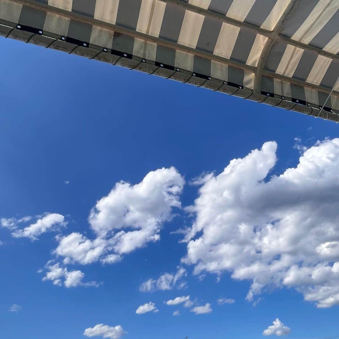クリス智子さんのインスタグラム写真 - (クリス智子Instagram)「梅雨の週末に、 思いのほか、夏みたいな 空に空。  一瞬でも、 遠くに視線と気持ちをやるのは大事。 そのあとしばらく、心をあたためる残像。」6月18日 21時09分 - chris_tomoko