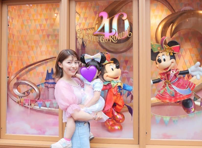 上村彩子のインスタグラム：「. . 姪の服は、40周年のカチューシャや デコレーションにあわせて カラフルにしてみました🌈   可愛い！とたくさんパークで 褒めていただいて、叔母は大満足です🫶  #ディズニーランド#東京ディズニーリゾート #ディズニー40周年」