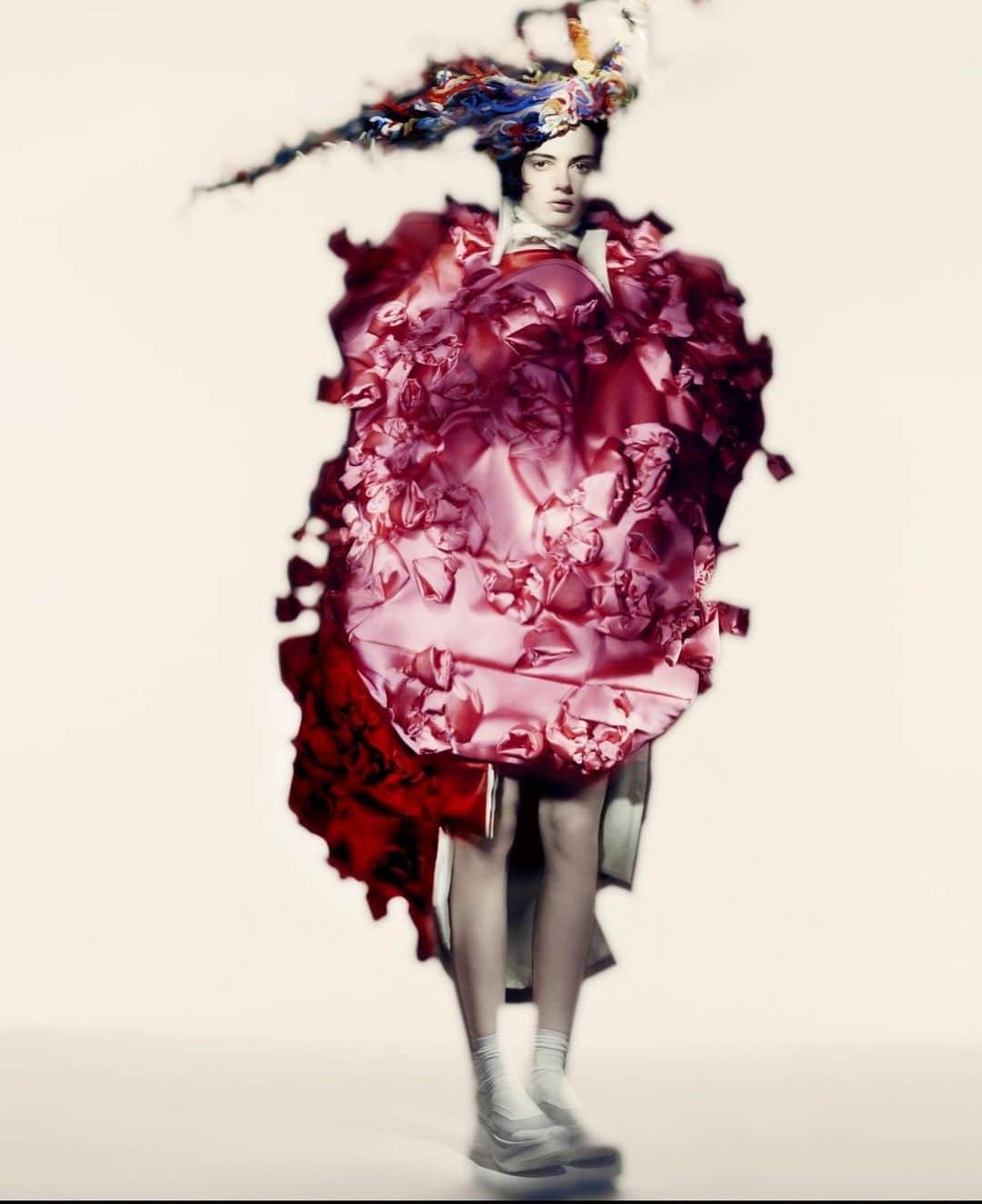 コム・デ・ギャルソンのインスタグラム：「CDG FW23 @luncheonmagazine @roversi  headpiece @valerianevnc」