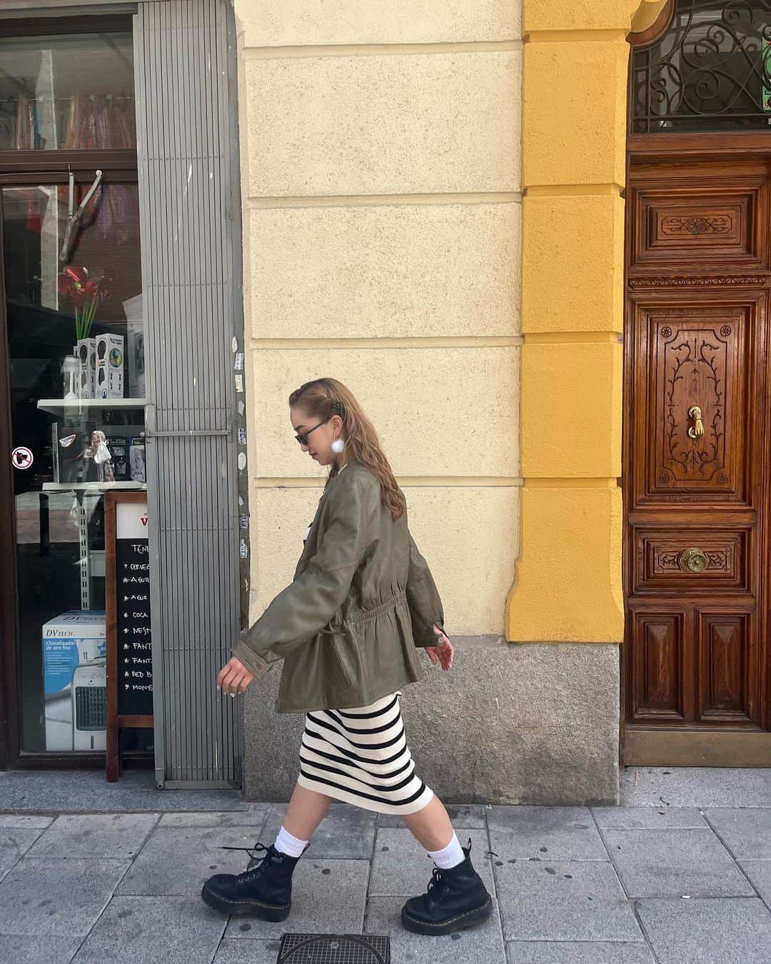 HIYORIさんのインスタグラム写真 - (HIYORIInstagram)「パリの古着屋さんで買った絶妙な色のレザージャケットが素敵なの👜🕶✨」6月18日 21時11分 - hyr__0425