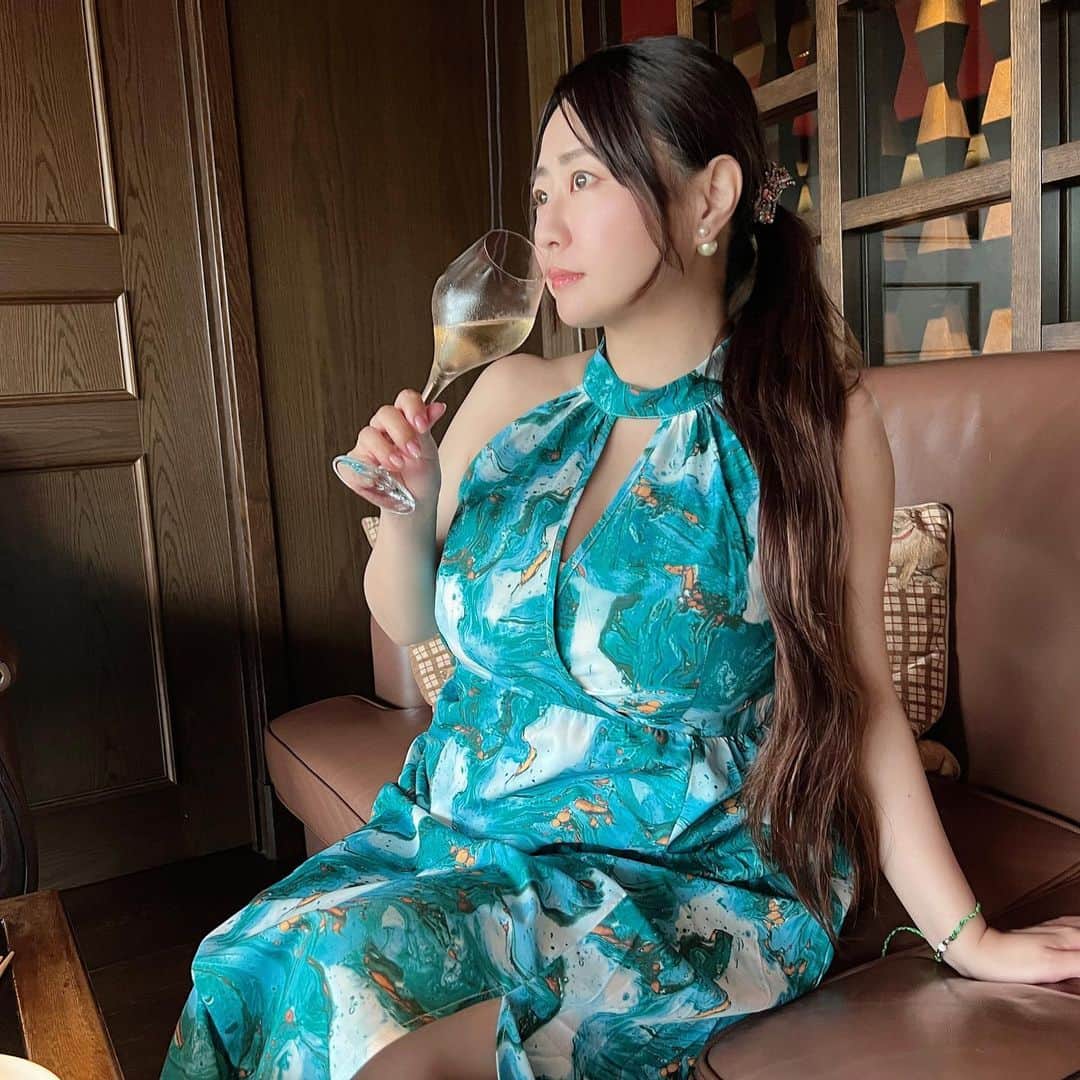 水樹たまのインスタグラム：「おさけおいしい🥂  #お酒好き女子  #シャンパン好き  #飲み放題  #沖縄旅行  #沖縄ホテル  #curvyfashion  #followｍe  #japantravel  #むちむち女子  #ぽっちゃりコーデ」