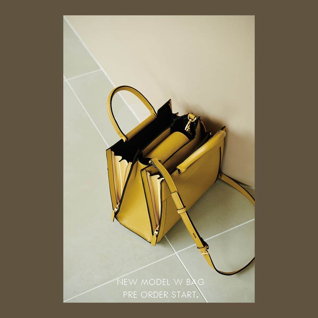 ロペのインスタグラム：「「W BAG」登場！ 働く女性の隣に、ÉPORから新モデル誕生。 ⁡ ROPÉで人気を博したジャバラバッグ。 今回リモデルし「W BAG」として登場します！ 働く女性の隣に、通勤やお出かけや様々なシーンに味方になるツールとして、デザイン性と機能にこだわったW BAG。 先行予約がスタートです！ ⁡ ▶ITEM ⁡ #GGX83400 W BAG Medium ¥22,000 (税込) ⁡ J'aDoRe JUN ONLINEでご購入いただけます。 ⁡ ⁡ ⁡ @epor_rope @jadorejunonline #ÉPOR #ロペエポール #美しさととのう #ととのう #通勤バッグ #Wbag #ロペ #ROPÉ #ropejp」