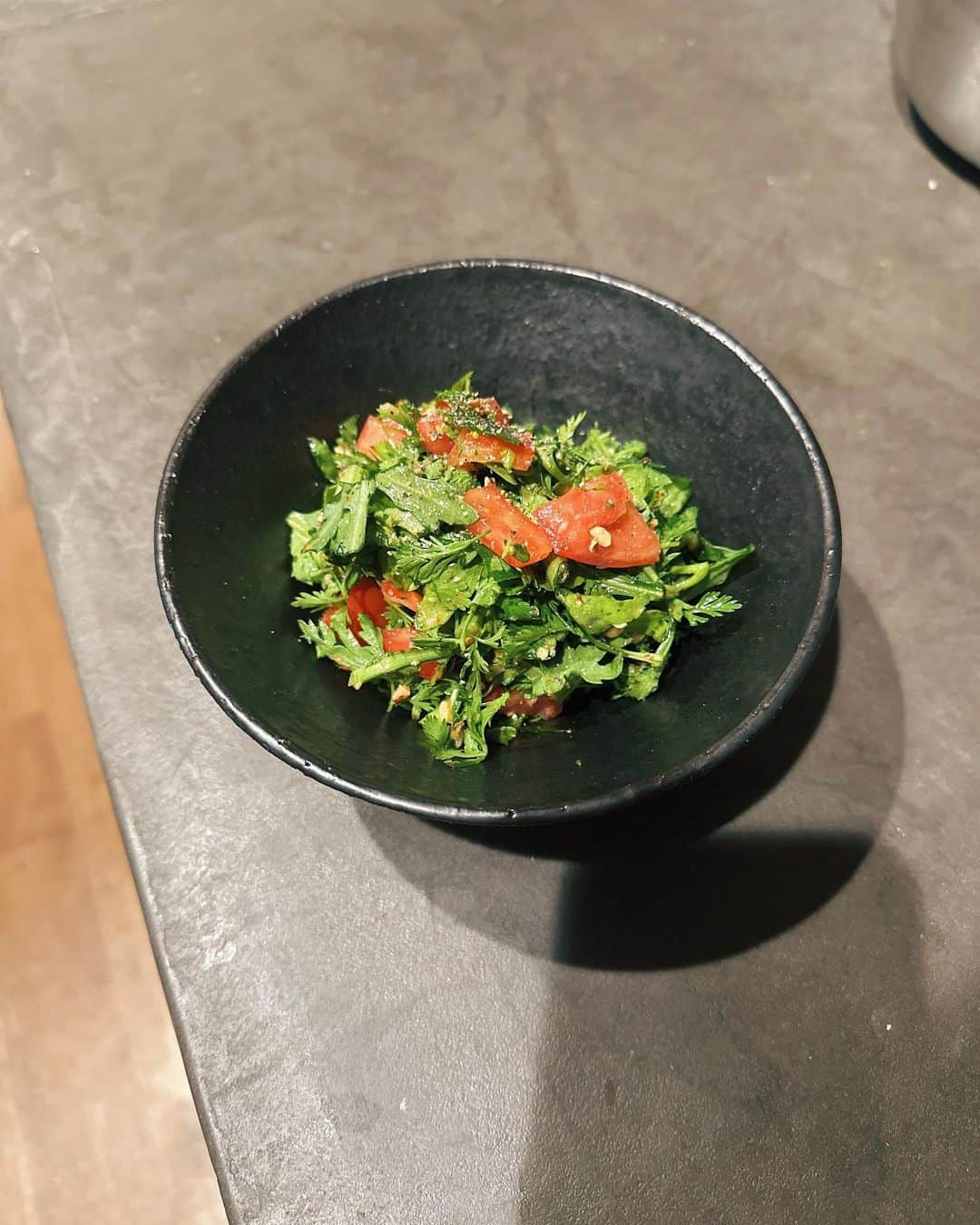 忍舞のインスタグラム：「わたしのおつまみは 楽なコレが多い。  春菊。パクチー。トマト細かく切って サクサク醤油アーモンドとオリーブオイルかごま油。 本日はそこにナンプラーとレモン汁  #おつまみ #野菜おつまみ」