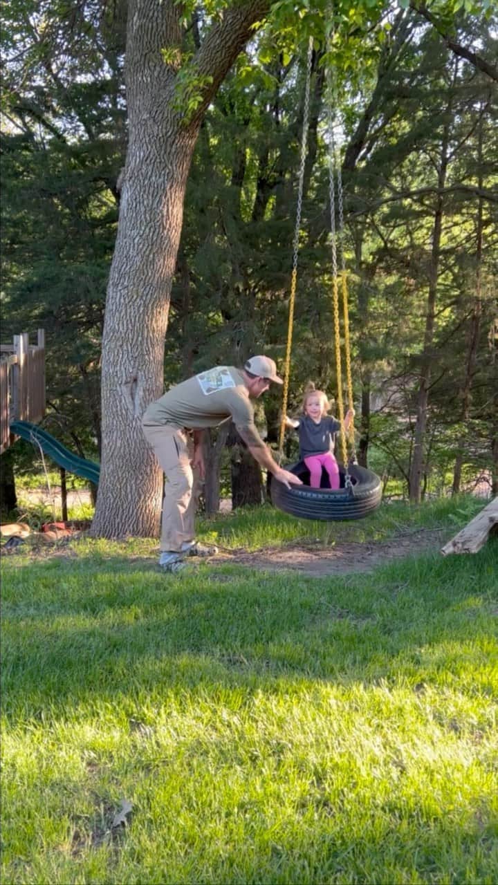 Chelsea Houskaのインスタグラム：「I’m so grateful that my kids get to grow up with a dad like YOU @coledeboer  HAPPY FATHERS DAY ❤️」