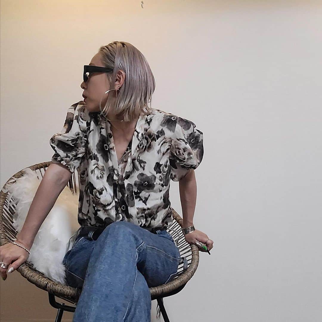gallerieのインスタグラム：「6/22(thu)21:00 リリース VINTAGE SHIRT ✨  シャツって結構マルチに使えるので おすすめ。  なんかきちんとしてみえるのに 楽ちん🥺🖤✨ デニムと合わせてカジュアルに着るのもカワイイ♡  トレンドのボトムと合わせて今年ぽくコーデしてあげることも カワイイし、、、  シャツ着てオシャレなディナーに出かけるも、 友達とのカフェにいくのも、 なんか気張りすぎず さらっとオシャレにみえるのが最高👍  無敵なシャツ達集めました😊🫰🤍 ファッションは正解がないので 是非あなたらしい着こなし方で💡🩷🩷🩷  #羽織り #ワッシャーシャツ #シャツコーデ  #シャツ  #大人コーデ」