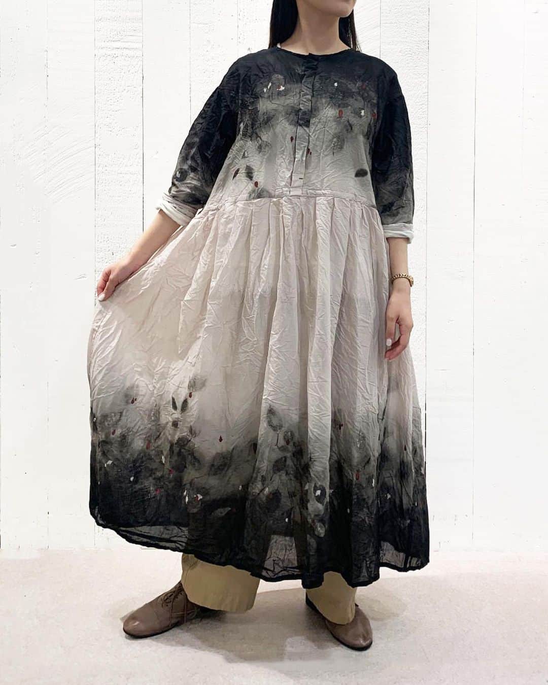 のインスタグラム：「•  pas de calais  Pre Fall Collection  クチナシの花をモチーフに、滲んだようなタッチのオリジナルプリント。ウエスト切り替えのボリュームワンピース。  •One piece (No.4341) 64,900yen  ※Online Storeは6/30(金)18:00〜発売。  #pasdecalais  #pasdecalais_offical_jp  #パドカレ #prefallcollection #originalprint #クチナシ #パドカレコーデ」