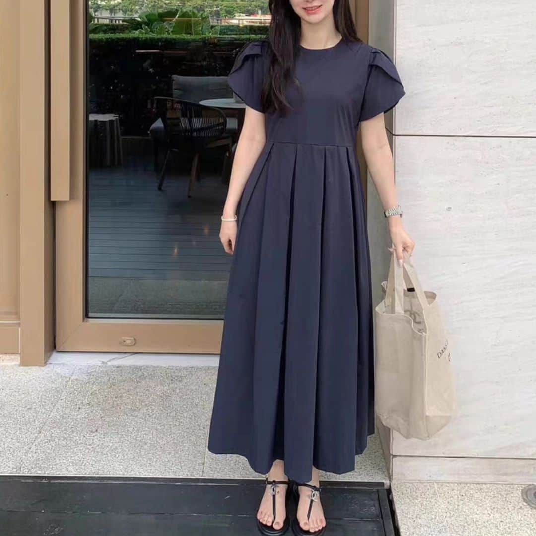 Y's Stellaのインスタグラム：「. 🍀Recommend item お袖が花びらのようになっていて 気になる二の腕もカバーできちゃうワンピース シワになりにくい素材です✨  #ワンピース#ワンピ#夏ワンピ#旅行#女子会」