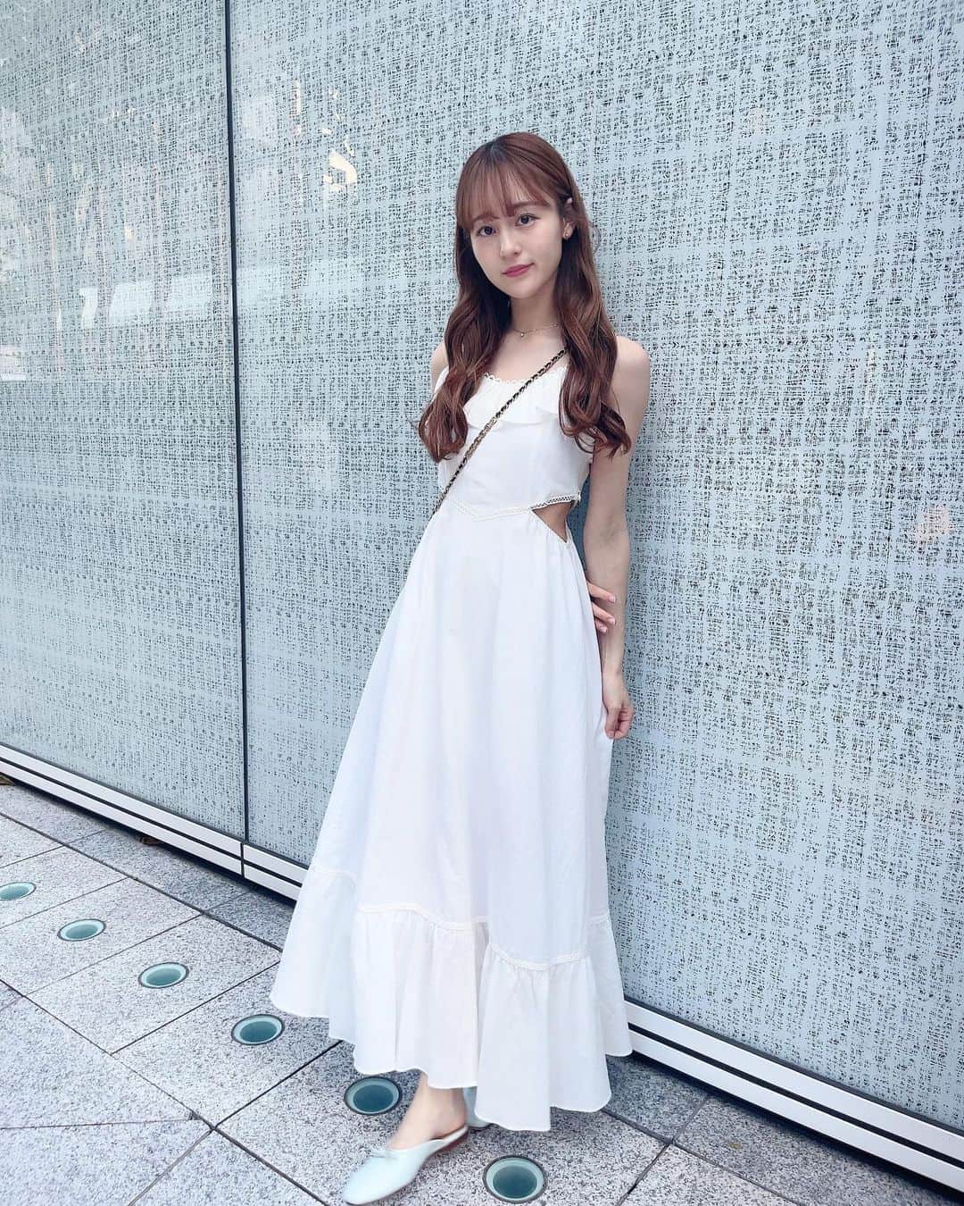 牧野真鈴さんのインスタグラム写真 - (牧野真鈴Instagram)「今年の夏は白いワンピースが気分ー!  今年1番お気に入りのワンピース🤍 と、水色のミュールもっ👡🩵 #rosyluce #dress #white  #pascucci #mule #blue」6月18日 21時18分 - makino_marin