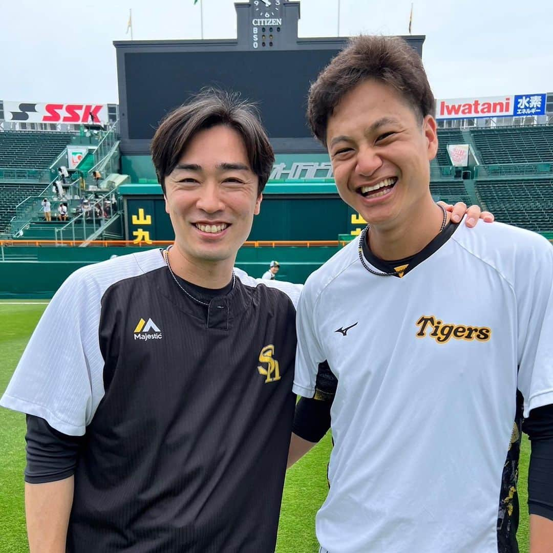 和田毅さんのインスタグラム写真 - (和田毅Instagram)「🐯 甲子園球場でスーパーピッチャーと写真が撮れました✨ #交流戦 #大竹耕太郎 #ARE? #大雨降太郎？ #昨日は快晴高(気圧)太郎でした笑 #ナイスピッチング #自分も負けないように頑張ります」6月18日 21時23分 - tsuyoshiwada.21