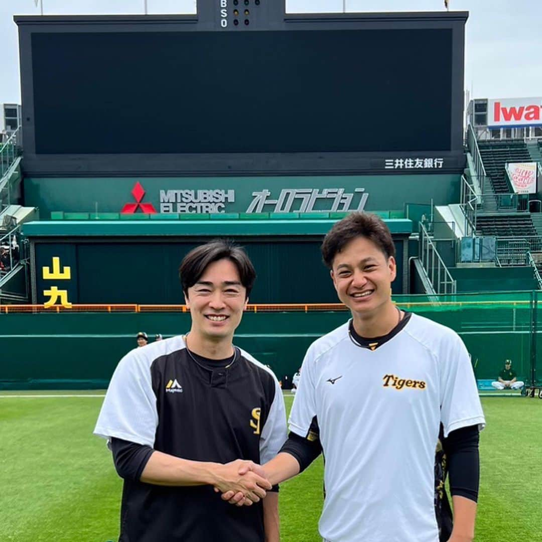 和田毅さんのインスタグラム写真 - (和田毅Instagram)「🐯 甲子園球場でスーパーピッチャーと写真が撮れました✨ #交流戦 #大竹耕太郎 #ARE? #大雨降太郎？ #昨日は快晴高(気圧)太郎でした笑 #ナイスピッチング #自分も負けないように頑張ります」6月18日 21時23分 - tsuyoshiwada.21