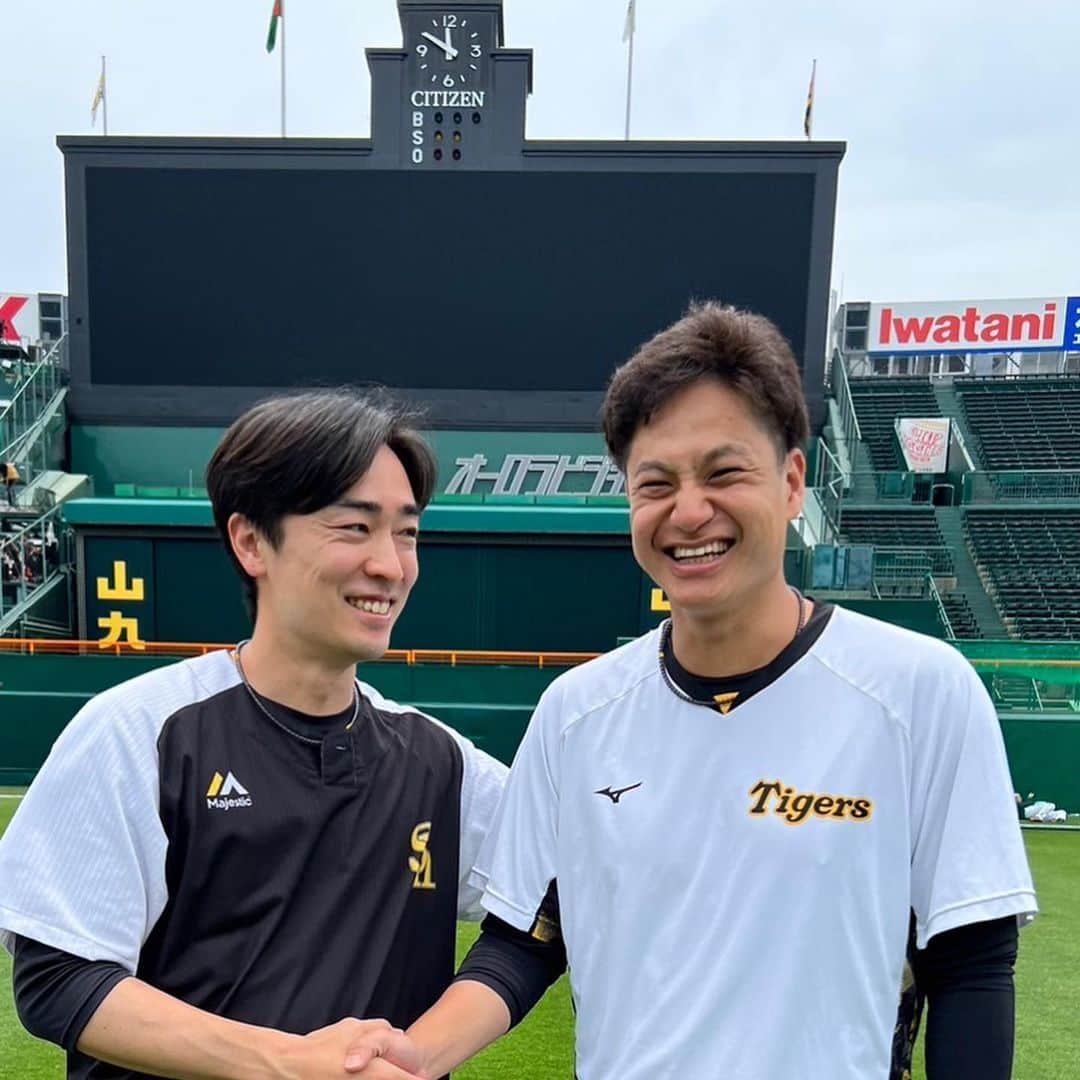 和田毅さんのインスタグラム写真 - (和田毅Instagram)「🐯 甲子園球場でスーパーピッチャーと写真が撮れました✨ #交流戦 #大竹耕太郎 #ARE? #大雨降太郎？ #昨日は快晴高(気圧)太郎でした笑 #ナイスピッチング #自分も負けないように頑張ります」6月18日 21時23分 - tsuyoshiwada.21