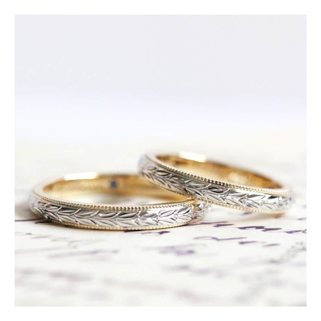 ith / イズ オーダメイド結婚指輪さんのインスタグラム写真 - (ith / イズ オーダメイド結婚指輪Instagram)「お手元にしっくり馴染んでいるのは、 プラチナとイエローゴールドの コンビカラー仕立ての結婚指輪です。  結婚指輪らしいプラチナの部分には お気に入りの月桂樹の彫り模様を。  それを縁取るイエローゴールドが、 特別感と華やかさを ぐっと引き上げるデザインです。  お二人のこだわりをぎゅっと詰め込んで お揃いのデザインでお仕立てしました。  ▽ 指輪について 結婚指輪(男性)：コローレ Pt950/K18YG：要お見積もり  結婚指輪(女性)：コローレ Pt950/K18YG：要お見積もり  お問い合わせコード：21526  *********************************** ⧉ ith 公式WEB  @ith_marriage アカウントTOPへ 　 ☞ プロフィールURLをタップ  ⧉ 公式ハッシュタグ   ☞ #イズマリッジ   ⧉ 暮らしに寄り添うジュエリー  ith online store ☞  @ith_jewelry   ***********************************  #結婚指輪 #マリッジリング  #コンビカラー #彫り模様 #ミル打ち #カスタマイズ #オーダーメイド #オーダーメイドリング #手仕事 #結婚指輪オーダー #アトリエ #ゴールドリング  #名古屋花嫁 #結婚指輪探し #結婚指輪選び #指輪選び #指輪探し #結婚準備 #婚約 #プロポーズ #プレ花嫁  #花嫁準備 #2023秋婚 #2023冬婚  #2024春婚 #2024夏婚 #職人」6月18日 21時20分 - ith_marriage
