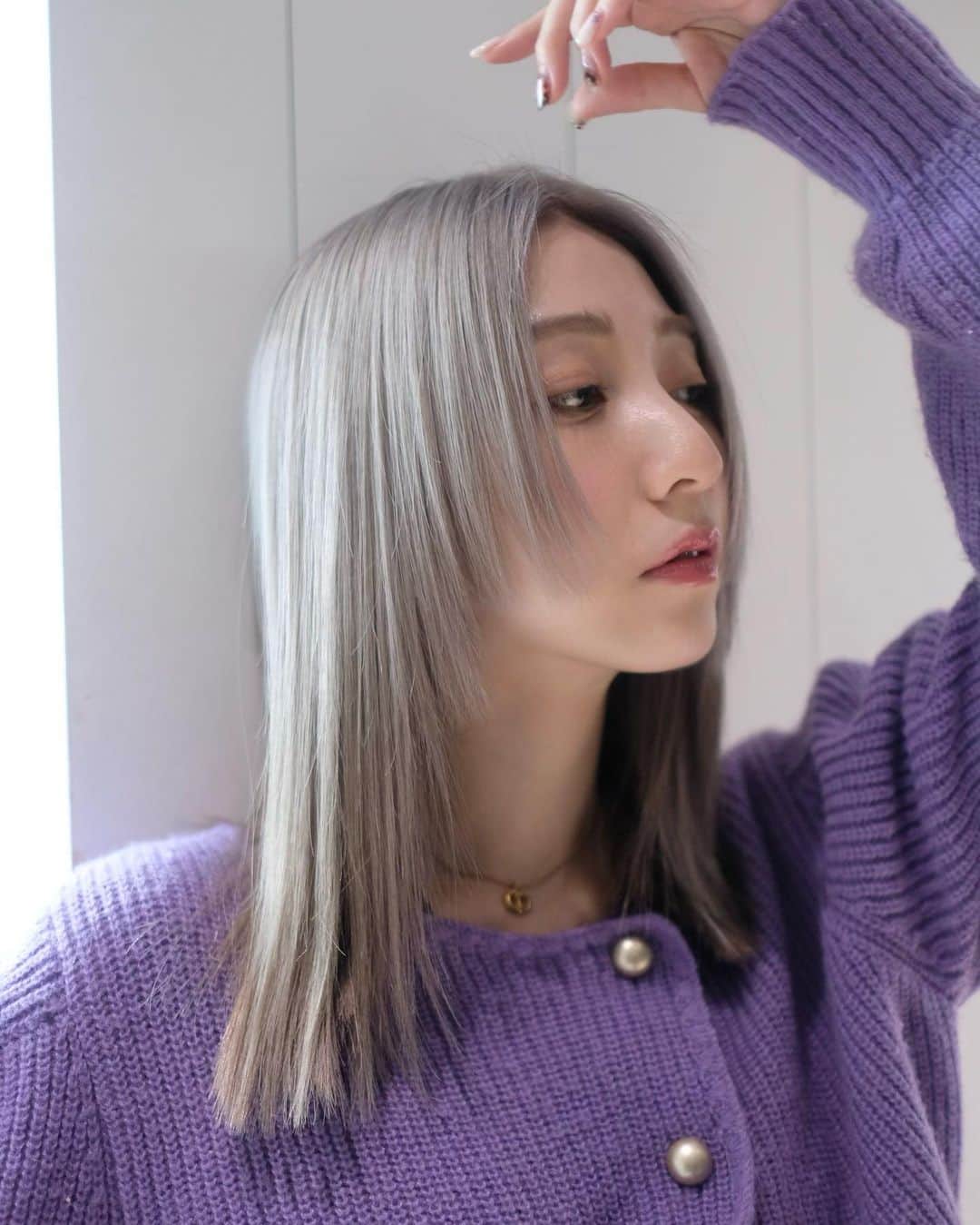 松尾 瞳さんのインスタグラム写真 - (松尾 瞳Instagram)「new🪿💜  #ホワイトブロンド 👩‍🦳  ブリーチ毛→一旦暗く→パーマ→ストレート →またブリーチ→徐々にホワイトっぽくしてるとこ🐻‍❄️  持ち前の髪の強さと @yu_kihair の技術で よく耐えております。  一旦暗くしたせいで毛先の赤みがしぶといです。 がんばれ @yu_kihair と私の毛先。  @album_soyoka もいつもありがとう🪻」6月18日 21時20分 - hitomimatsuo.09