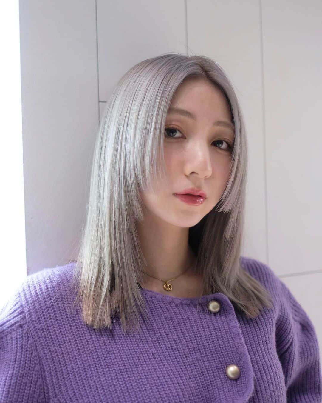 松尾 瞳のインスタグラム：「new🪿💜  #ホワイトブロンド 👩‍🦳  ブリーチ毛→一旦暗く→パーマ→ストレート →またブリーチ→徐々にホワイトっぽくしてるとこ🐻‍❄️  持ち前の髪の強さと @yu_kihair の技術で よく耐えております。  一旦暗くしたせいで毛先の赤みがしぶといです。 がんばれ @yu_kihair と私の毛先。  @album_soyoka もいつもありがとう🪻」