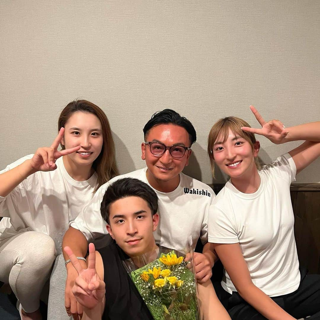 脇元華さんのインスタグラム写真 - (脇元華Instagram)「今日は父の日です👨🏻  父に兄弟3人からいつもありがとうでお花プレゼントしました🌻  いつも試合にきて応援してくれてありがとう！  これからは自分の体も労わって、もう少し肩の荷を下ろして健康に気をつけて過ごして行ってほしいです。  優勝する姿見を見せて最高の恩返しするぞー🏆🔥  いつもありがとう😊  #父の日 #いつもありがとう #3兄弟 #またもやすっぴん失礼します #お酒1杯だけ飲んでます」6月18日 21時23分 - hana.wakimoto