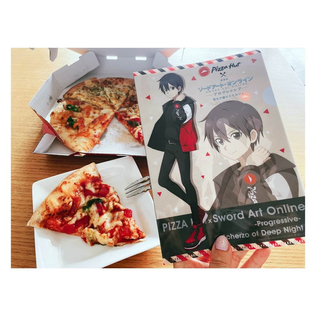 小河結香のインスタグラム：「SAOコラボ🍕🎮✨ (2022/9/11・9/15)  映画公開時のSAOコラボ まとめて載せます📷  【ピザハット】 何度頼んでも特典キリトなんだけど💨 ちょっとモテるからって アスナのガード硬すぎません❓ 未だ［譲］キリト×2 ［求］アスナ ですのでお心当たりの方…是非…✋  【ハンズ】 このアスナ可愛すぎだな💖 でも確かランダム系 ユージオとアリスばっかだった気が… ［求］切実にアスナです  あと【ほっともっと】のコラボも 確かあって頼んだんだけど アルゴだった気がする❣️ 写メさえ撮り忘れてます💧  映画観に行った時のは また後日載せます🎬  #sao #ソードアートオンライン  #アスナ推し #アスナになりたい #オタ活 #推し活 #推し事 #ゆんのヲタ活記録」
