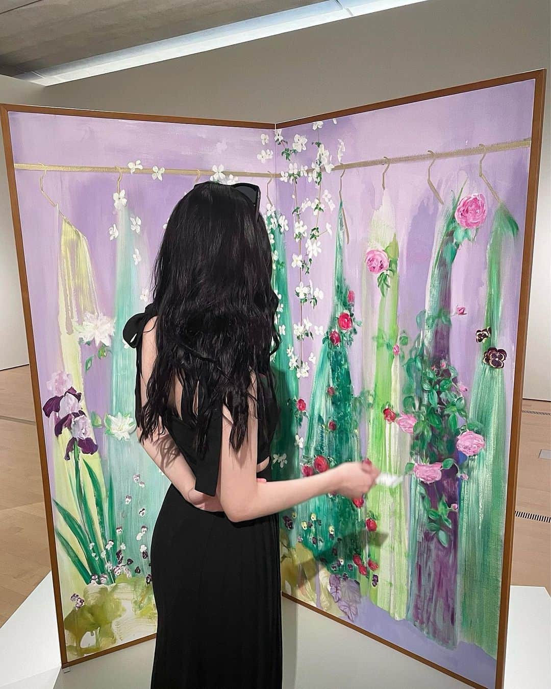 のインスタグラム：「モネとルノワールを目的に観に行ったのですが、作品数の多さと展示の演出が素晴らしく、楽しい美術館でした。  モネとルノワールは友人同士ということもあって、イーゼルを並べて絵を描いたりしていたことから作品のモチーフや題材が共通しているものが多いんです。 それを対面する形で向かい合わせて展示されていたりと、とても素敵な美術館でした。  これだけの有名作たちが日本にあることにも感動。  一日中いたい場所でした。 また行きたい🎨」