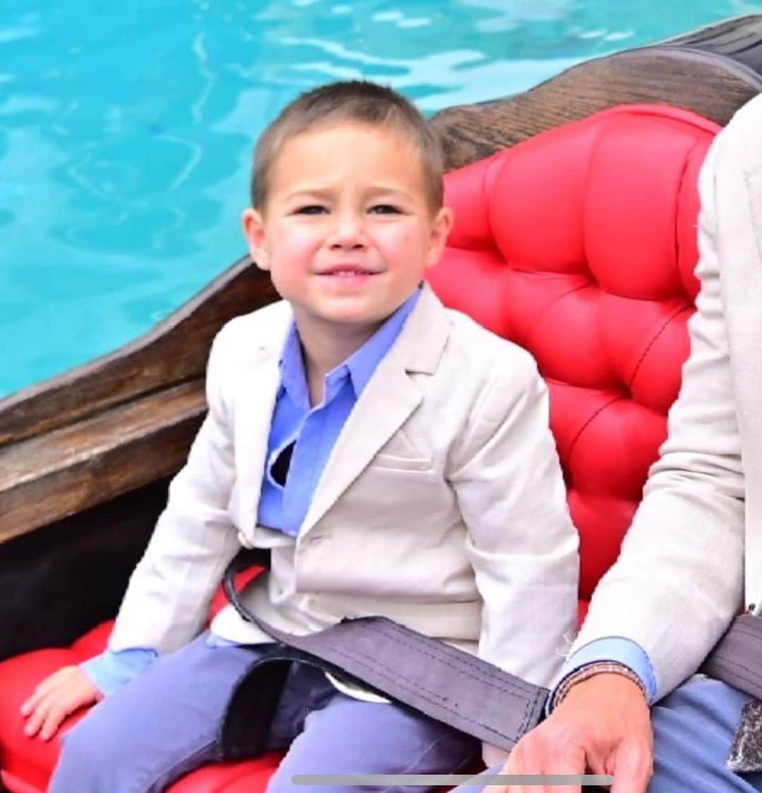 クレア・ホルトさんのインスタグラム写真 - (クレア・ホルトInstagram)「Happy Father’s Day to the only guy I know who would take his 3 year old to vegas for a father son trip and willingly pose for this photo. You are 1 in a 8 billion.」6月18日 21時24分 - claireholt