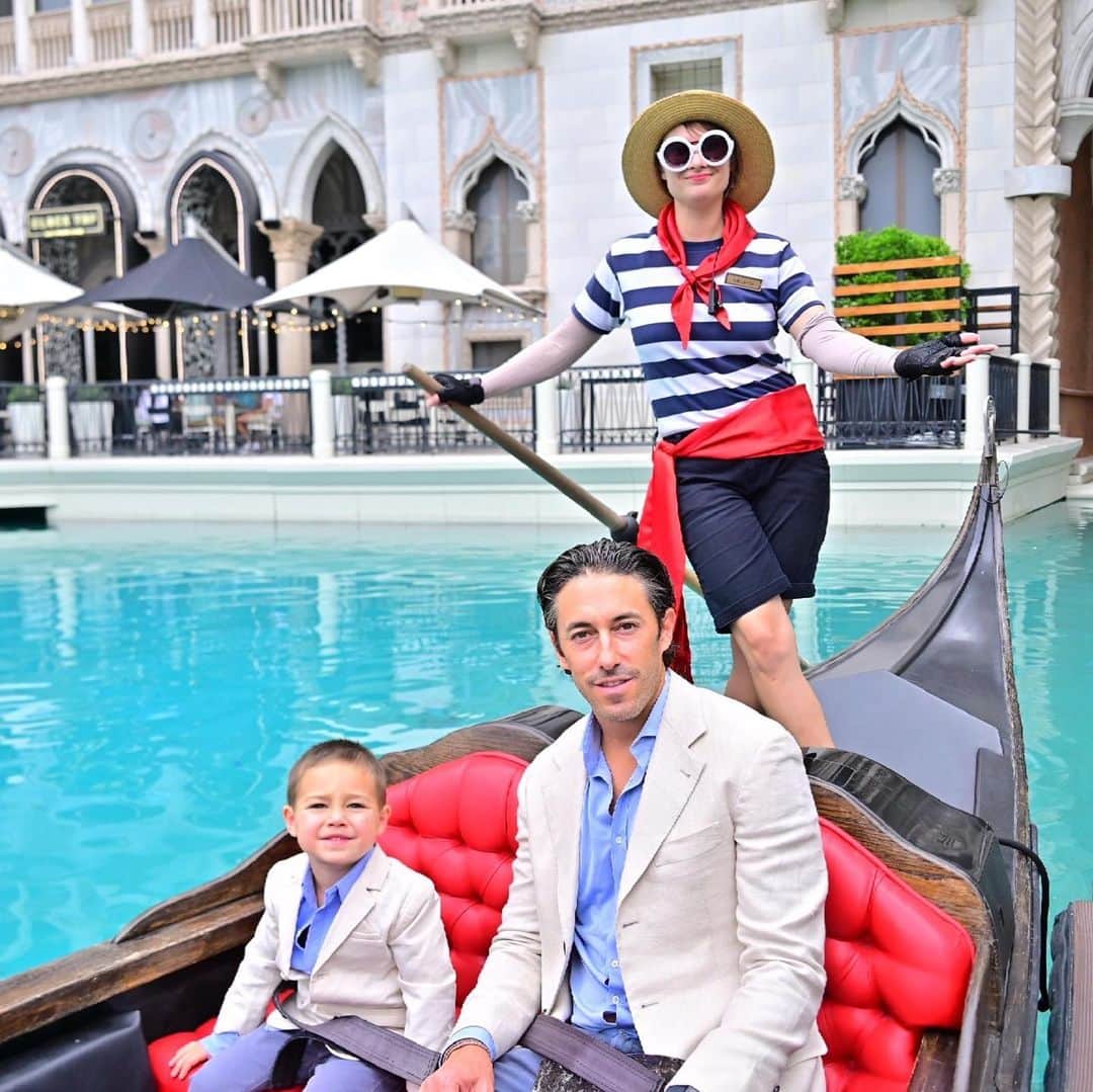 クレア・ホルトのインスタグラム：「Happy Father’s Day to the only guy I know who would take his 3 year old to vegas for a father son trip and willingly pose for this photo. You are 1 in a 8 billion.」