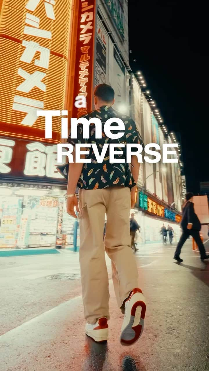 岳のインスタグラム：「Time Reverse🔄🕰️  . . . A key to reversing clips is to experiment with different camera movements while keeping the subjects’ motion in mind. In this particular clip I walked slowly backwards and had people pass in front of me between the subject and camera to add an extra layer of depth and interest. For slow motion I typically shoot at 60 FPS💫 . . .  #tutorial #filming #howto #editing」