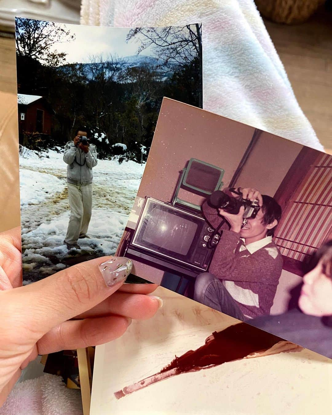 近藤あやさんのインスタグラム写真 - (近藤あやInstagram)「Happy Father's Day💙  今日は父の日。 私は今フィリピンにいます。 愛の国フィリピンでは いたるところで父の日が祝われています。 私が今住んでいるコンドミニアムの入り口でも！笑  お父さんと、お母さんが恋をして、 国際結婚をして、私と兄はハーフとして生まれました。  2人のおかげで、日本とフィリピン、 ２つの故郷を持つことができたよ😊  そして、"2つめ"だったはずのフィリピンは、 いま私たちにとって、人生を送る拠点になりつつあります。  お父さんと同じように、優しくて、 写真好きで、スキーが好きな旦那さんとも 出会いました！お父さんみたいな人と結婚したい！ と言っていた小さい頃の私の夢は、 叶ったみたいです☺️😊  ずっと見守ってくれているお父さん、 そして女1人で育ててくれたお母さん、 本当にありがとう。  お父さんが恋した、ハッピーで元気な フィリピンの血を、娘もしっかり受け継いで、 これからも明るく生きていきます☺️☺️✨  天国にいるお父さんに愛を込めて☺️💐  #fathersday #父の日 #家族 #happyfathersday #philippines」6月18日 21時28分 - doraemontoaya