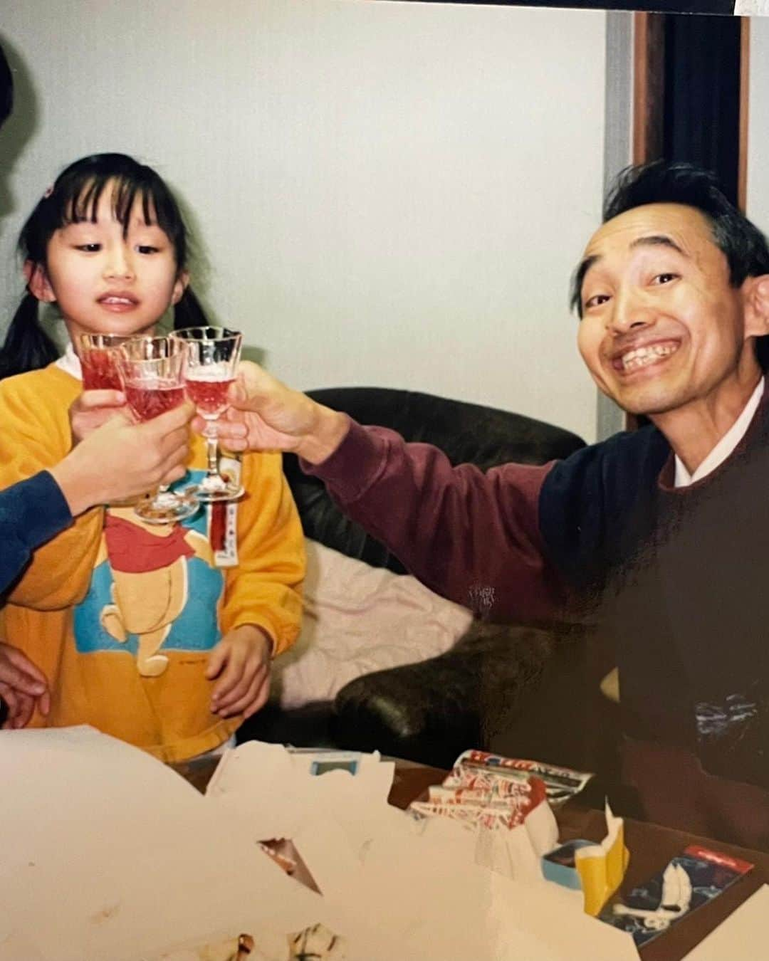 近藤あやさんのインスタグラム写真 - (近藤あやInstagram)「Happy Father's Day💙  今日は父の日。 私は今フィリピンにいます。 愛の国フィリピンでは いたるところで父の日が祝われています。 私が今住んでいるコンドミニアムの入り口でも！笑  お父さんと、お母さんが恋をして、 国際結婚をして、私と兄はハーフとして生まれました。  2人のおかげで、日本とフィリピン、 ２つの故郷を持つことができたよ😊  そして、"2つめ"だったはずのフィリピンは、 いま私たちにとって、人生を送る拠点になりつつあります。  お父さんと同じように、優しくて、 写真好きで、スキーが好きな旦那さんとも 出会いました！お父さんみたいな人と結婚したい！ と言っていた小さい頃の私の夢は、 叶ったみたいです☺️😊  ずっと見守ってくれているお父さん、 そして女1人で育ててくれたお母さん、 本当にありがとう。  お父さんが恋した、ハッピーで元気な フィリピンの血を、娘もしっかり受け継いで、 これからも明るく生きていきます☺️☺️✨  天国にいるお父さんに愛を込めて☺️💐  #fathersday #父の日 #家族 #happyfathersday #philippines」6月18日 21時28分 - doraemontoaya