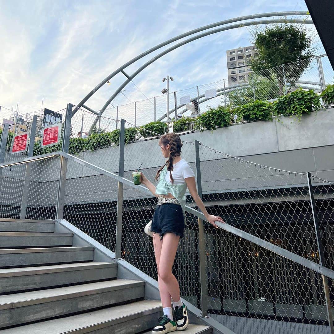 のインスタグラム：「#mayus_style_ 🤍💚  抹茶ティーラテ最強に美味しいの！ 最近の頑張ったご褒美🥲💚  撮影でしてもらった編み込み可愛いでしょ~~😮‍💨🩷」