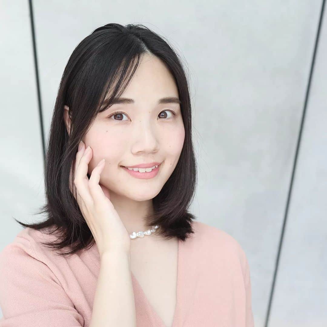 Eri Satoのインスタグラム：「【VS28スキンケアスタジオBALI】 · 先日、推し活の前に！と思って VS28スキンケアスタジオBALI @vs28bali に行ってきました✨ · 私フェイシャルエステでこんなに効果を感じたの初めて🥺✨ それぐらい本当に凄かったの！！ すっぴんのビフォーアフターも載せますね😂 目の開きやくすみが全然違うの。 骨格だと思っていた眉辺りの盛り上がりは顔のコリだったみたい😂 クレンジングやトリートメントで代謝を良くしてもらったら、 出来かけのニキビはなくなるしニキビあともかなり薄くなったよ！ 施術を受けて10日ぐらい経つけど、まだ肌荒れもしてないぐらい整ってます🥺✨ 本当に凄すぎて、定期的に通いたい、、、 施術後はノーファンデに日焼け止めとポイントメイクで出掛けたよ✨ それが1枚目🙌 · 今回私が受けた、 【毛穴洗浄フェイシャルコース+マスクレスでも最強小顔！プレミアムオプションケア】 約80分　通常価格34,100円～ こちらがなんと、 初回体験価格8,800円になるキャンペーンが 開催中なの👀✨ 全国に43店舗展開しているスキンケアスタジオにて 施術が受けられます✨ ちなみに私は目黒店に行きました😌 · なんだか長くなっちゃった😂 それぐらい凄かったの！！ 気になる方はチェックしてみてね！ · · @vs28bali #スキンケアスタジオ #PR #イービーエム化粧品 #フェイシャル #毛穴洗浄 #美肌 #小顔 #マスクレスでも最強小顔」