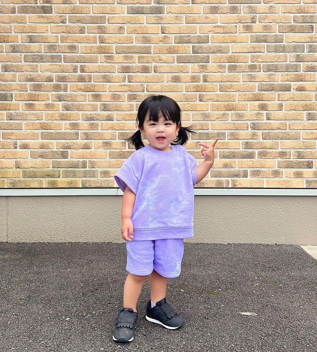 都築青空さんのインスタグラム写真 - (都築青空Instagram)「令和生まれのギャルピ✌️ @reipyon0926   🏷 @binkyofficial さまの セットアップ💜 purple / 95-105 size着用です。 オーバーサイズのスウェットかわいい😽 着心地も良さそうで素敵✨  #BINKY #子供服  #1歳8ヶ月 #1y8m #むすめ服」6月18日 21時32分 - aozora723