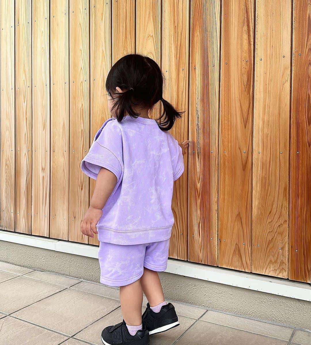 都築青空さんのインスタグラム写真 - (都築青空Instagram)「令和生まれのギャルピ✌️ @reipyon0926   🏷 @binkyofficial さまの セットアップ💜 purple / 95-105 size着用です。 オーバーサイズのスウェットかわいい😽 着心地も良さそうで素敵✨  #BINKY #子供服  #1歳8ヶ月 #1y8m #むすめ服」6月18日 21時32分 - aozora723