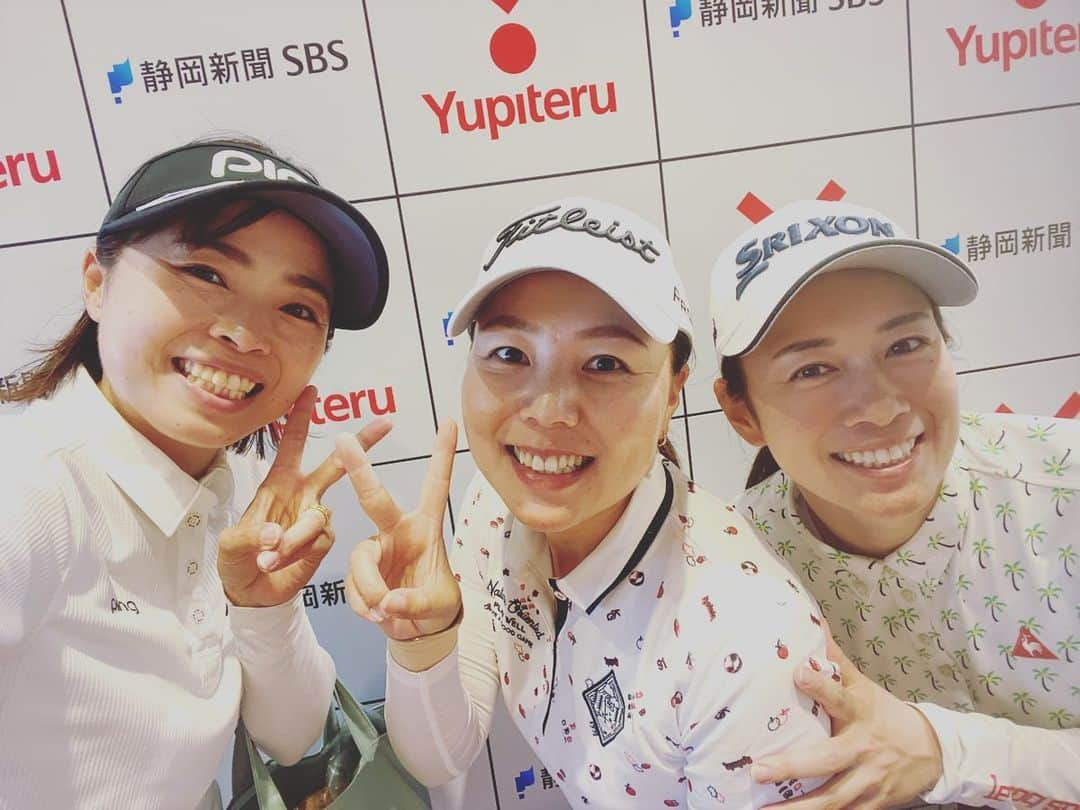 一ノ瀬優希のインスタグラム：「ユピテル・静岡新聞SBSレディース  2位Tでした😊  大会関係者のみなさま、応援してくださったみなさま、ありがとうございました☺️💛  ウーちゃん優勝おめでとう😙 最初から最後まで素晴らしいプレーでした‼︎  私は、今日はパッティングが上手く打てなくて、決めれたら流れ変わるのにーって言うパットをことごとく外しちゃいました。  っでも最終日にスコアを落とさず終えたのは成長かなと🤔  では、また次の試合に備えて練習します😤😤😤  今週の練習ラウンドは仲良し同級生の上原美希ちゃんと小橋絵利子ちゃんと💛  88年生まれ結構多めです😁笑  #スカイレンタカー #シダックス #ping #pingapparel  #titlist #footjoy  #smith」