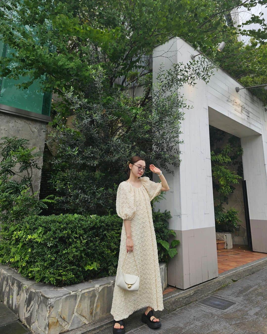 新野尾七奈のインスタグラム：「👗 @amail_official  👠 @murua_official  👜 @cafune.official」