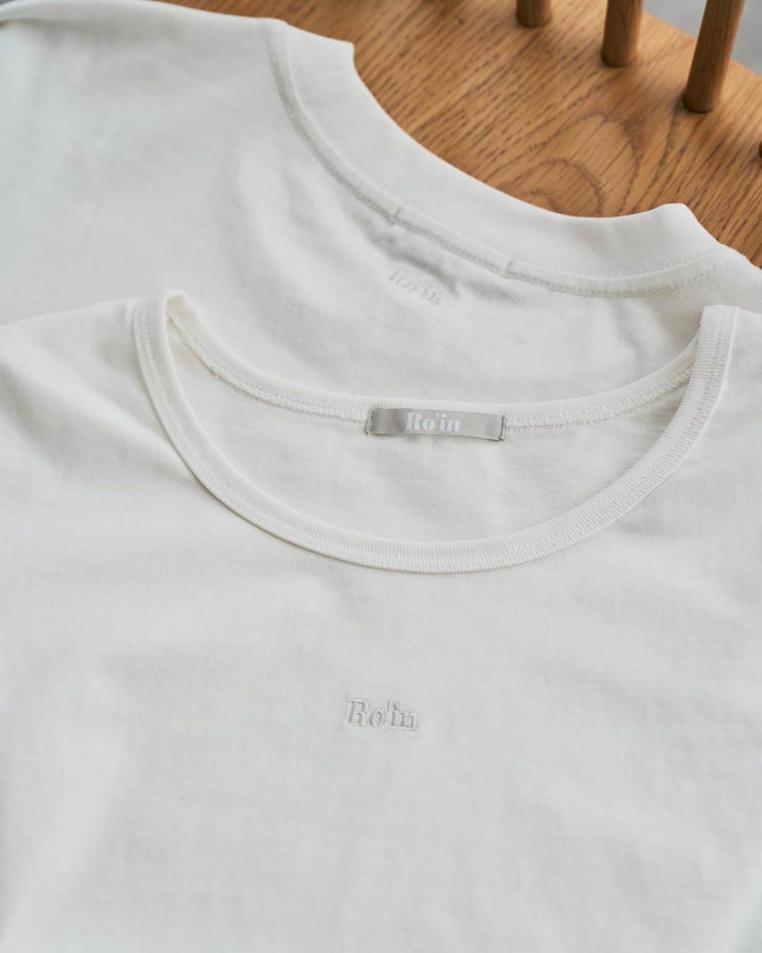 natsumiさんのインスタグラム写真 - (natsumiInstagram)「最高傑作Tシャツ作りました☺︎！！！ ㅤㅤㅤㅤㅤㅤㅤㅤㅤㅤㅤㅤㅤ @roin_official  ㅤㅤㅤㅤㅤㅤㅤㅤㅤㅤㅤㅤㅤ ずっっと自分が考えたTシャツをいちから作ってみたくて、、 たっっくさん考えて最高すぎるTシャツが2型完成しました。。✨ ㅤㅤㅤㅤㅤㅤㅤㅤㅤㅤㅤㅤㅤ ㅤㅤㅤㅤㅤㅤㅤㅤㅤㅤㅤㅤㅤ ひとつは、ユニセックス男女兼用問わず 着用して頂けるTシャツで、 少し大きめにできています！ ㅤㅤㅤㅤㅤㅤㅤㅤㅤㅤㅤㅤㅤ Ro'inの刺繍は後ろの首元にあるので ファッションの邪魔をせず 色んなボトムが合わせられます！ ㅤㅤㅤㅤㅤㅤㅤㅤㅤㅤㅤㅤㅤ 女の子には少し大きめに着てワンピース風に ˎˊ˗ カジュアルに着たい場合は デニムにインをしてあげてもかわいい！ ㅤㅤㅤㅤㅤㅤㅤㅤㅤㅤㅤㅤㅤ シンプルに着られるのが本当に最高です。 ㅤㅤㅤㅤㅤㅤㅤㅤㅤㅤㅤㅤㅤ ㅤㅤㅤㅤㅤㅤㅤㅤㅤㅤㅤㅤㅤもうひとつの方は、 レディースの方に是非とも着てほしいTシャツです。 ㅤㅤㅤㅤㅤㅤㅤㅤㅤㅤㅤㅤㅤ 丈、袖の長さ、ネックのデザイン、 刺繍の位置、かなりこだわって作りました♡ ㅤㅤㅤㅤㅤㅤㅤㅤㅤㅤㅤㅤㅤ ほっっっとうに可愛いです。 ボトムがなんでも合わせられ、 ワンピースやキャミワンピも合っちゃうのが魅力的です.ᐟ‪.ᐟ  ㅤㅤㅤㅤㅤㅤㅤㅤㅤㅤㅤㅤㅤ クロップド丈でネックの部分も少し広めのデザインにしたので とっても着痩せしてみせてくれるのが 最大のポイントです🤭 ㅤㅤㅤㅤㅤㅤㅤㅤㅤㅤㅤㅤㅤ レディース用はRo'inの刺繍が前の真ん中にあります☺︎ かわいいです。本当に。（しつこいけど本当にかわいい。） ㅤㅤㅤㅤㅤㅤㅤㅤㅤㅤㅤㅤㅤ モデルさんは身長が167cmで、わたしが161cmです！！ よかったら参考にしてください！！ ㅤㅤㅤㅤㅤㅤㅤㅤㅤㅤㅤㅤㅤ ピチTすぎず、大きすぎずの最高のサイズです♩ ㅤㅤㅤㅤㅤㅤㅤㅤㅤㅤㅤㅤㅤ ㅤㅤㅤㅤㅤㅤㅤㅤㅤㅤㅤㅤㅤ そして、生地や色味にもすごくこだわりました！ 生地も硬すぎず、柔らかすぎで シワができにくいし、何回着てもよれにくいです！ 色味も真っ白すぎずに少し優しい色味が入っており どんなコーデにも合います！ ㅤㅤㅤㅤㅤㅤㅤㅤㅤㅤㅤㅤㅤ 語れば何時間もか勝ってしまうのですが いまわたしが伝えたいことを書きました☺︎ ㅤㅤㅤㅤㅤㅤㅤㅤㅤㅤㅤㅤㅤ この夏大活躍するに間違いなしですので ぜひ、6月24日Ro'inのオンラインショップで ぜひゲットしてください！！ ㅤㅤㅤㅤㅤㅤㅤㅤㅤㅤㅤㅤㅤ 最後まで読んでくださってありがとうございます！ ㅤㅤㅤㅤㅤㅤㅤㅤㅤㅤㅤㅤㅤ 発売まで後少しお待ちください🙇🏻‍♀️🤍 ㅤㅤㅤㅤㅤㅤㅤㅤㅤㅤㅤㅤㅤ ㅤㅤㅤㅤㅤㅤㅤㅤㅤㅤㅤㅤㅤ #roin #ロワン #ユニセックス #tシャツコーデ #tシャツコーデ」6月18日 21時37分 - iskw_ntm