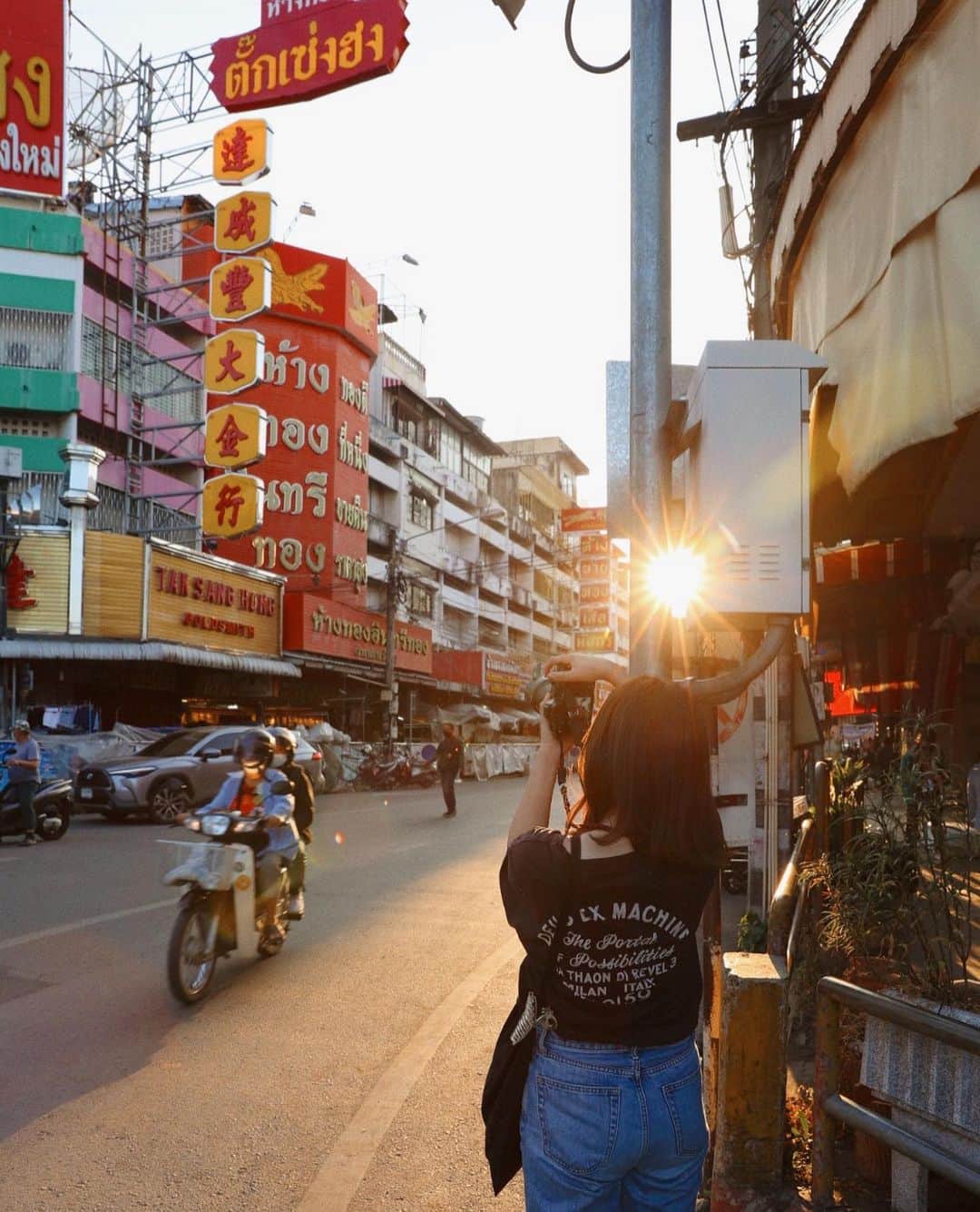 MEGのインスタグラム：「#thailand_megvlog   タイ・チェンマイで街歩き。 カフェ天国なチェンマイでは、カフェを覗くとノマドワーカーが多くて、すごくのんびりできる落ち着く街。 ご飯も洋服もバンコクより価格が少し安い。  自然に囲まれてる。 @tomo0801 さんと街歩き、楽しかった〜📸⛰️ 隣のチェンライにも行ってみたい。  バンコクから飛行機で1時間半ぐらい。帰りは、夜行バスで12時間半。 帰りのバスの中は冷蔵庫の中のようだった☺️  #チェンマイ旅行 #チェンマイ #タイ旅行 #海外旅行 #チェンマイ観光  #こんなタイ知らなかった   #chaingmai #thailand #thailandtravel #nikoncreators」