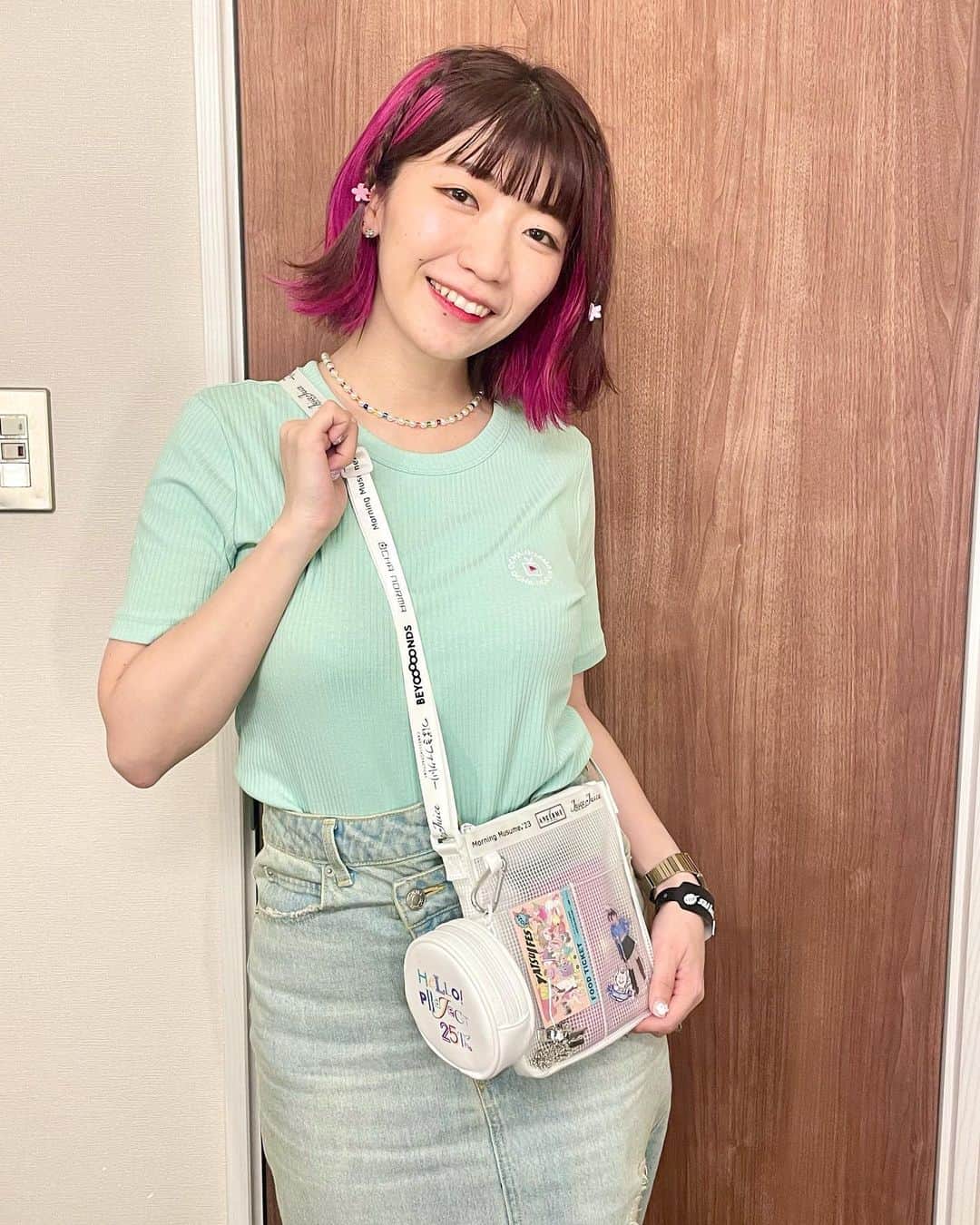 ぱいぱいでか美のインスタグラム：「#ハロプロGUコラボ Ⓜ️🍵👀 . 大好きなハロプロさんがまさかのGUとコラボ‼️ というわけで早速発売日に購入、次の日に着たんだ〜🫶🏻 昨日はこの服でやついフェスうろちょろしてました 何人かに「やっぱちゃんと着てるんですね！」って言われてウケました😂 他にもいっぱい買ったんだけど今回着用しているのは OCHA NORMAさんのトップス、Mサイズ モーニング娘。さんのアクセサリーのパールのみ ハロプロクリアバッグ白☁️です！ 最後の写真はinしてないとこんな感じっていう為の写真🤳  ちなみに158.9cm、人より肩幅狭め、です ボディラインが隠れまくる服だと夏は逆に太って見える体型なので OCHAトップスめっちゃいい感じです🍵 さり気なく入ったマークがヲタ心くすぐられます🫶🏻🫶🏻🫶🏻 クリアバッグは便利すぎてフェスやいろんな場面で活躍しそうな予感❣️  また他のも着たら載せます！ . #helloproject #ハロプロ #GU #ハロプロGUコラボ #でか美私服 #でか美ちゃん」