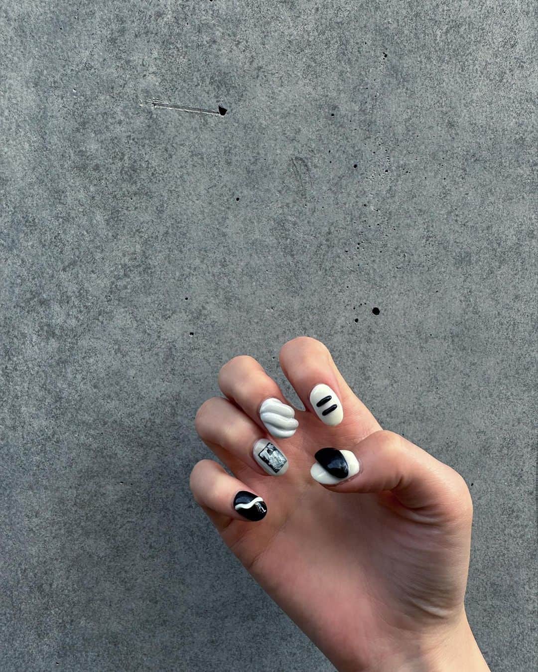 のインスタグラム：「.  new nail💅🏻  いつもは派手色多めだけど 今回はモノトーン気分🤍🩶  左手はアイス持ってるのしか無かった😂  .」