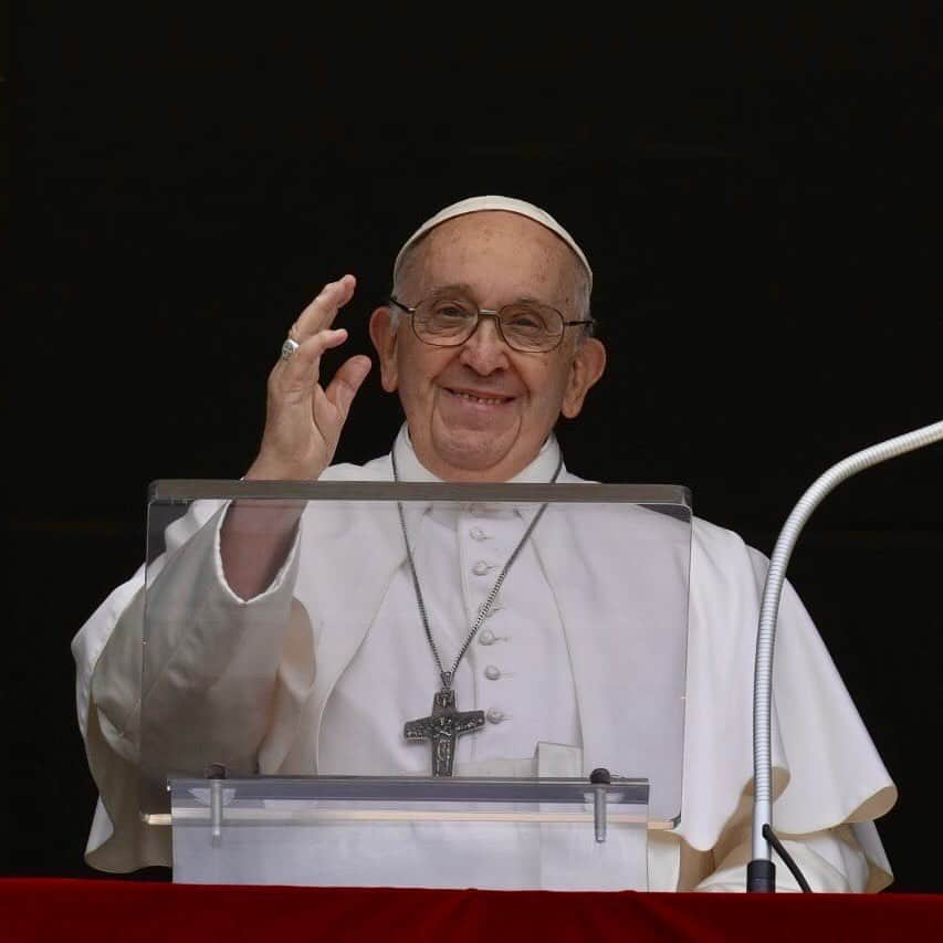 フランシスコ（ローマ教皇）のインスタグラム：「EN: God is not far away, He is a Father, He knows you and loves you; he wants to hold your hand, even when you travel on steep paths, even when you fall. Indeed, often in your weakest moments, you can feel his presence more strongly. He is with you, He is your Father!  PT: Deus não está distante, mas é Pai, ele o conhece e o ama; ele quer segurar sua mão, também quando você passa por caminhos íngremes e quando cai. Nos momentos em que você está mais fraco, pode sentir mais forte a sua presença. Ele está com você, Ele é seu Pai!  ES:Dios no es distante, es Padre, te conoce y te ama; quiere tomarte de la mano, también cuando vas por senderos empinados y difíciles, también cuando caes. A menudo en los momentos en los que eres más débil puedes sentir más fuerte su presencia. ¡Está contigo, es tu Padre! IT: Dio non è distante, ma è Padre, ti conosce e ti ama; vuole tenerti per mano, anche quando vai per sentieri ripidi, anche quando cadi. Anzi, spesso nei momenti in cui sei più debole puoi sentire più forte la sua presenza. Lui è con te, Lui è tuo Padre! FR: Dieu n'est pas distant, mais il est Père, il te connaît et t'aime; il veut te tenir la main, même lorsque tu empruntes des chemins escarpés, même si tu tombes. Dans les moments où tu es le plus faible, tu peux sentir sa présence plus forte. Il est avec toi, Il est ton Père! DE: Gott ist nicht fern, sondern Vater. Er kennt und liebt dich; er will dich an der Hand nehmen, auch wenn du steile Wege gehst, auch wenn du hinfällst, ja, wenn du schwach bist, kannst du seine Gegenwart oft stärker spüren. Er ist mit dir, Er ist dein Vater!   #Angelus #Ángelus」