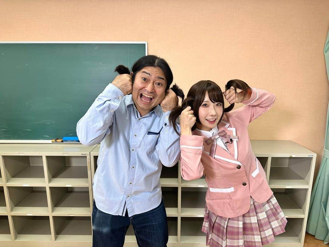 大河もものインスタグラム：「【出演おしらせ】  本日6月18日深夜26:05〜TOKYO MXさんにて 『コスプレ学園』に出演させて頂きます🎀  Q太郎さんと2ショットを撮って頂きました👧🏻  今回の企画も面白いのでみてね〜📺✨  #tokyomx#コスプレ学園#コスプレ」