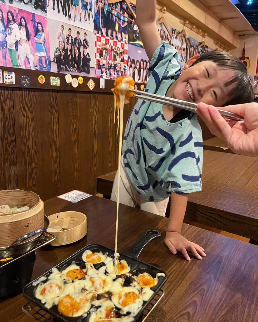 ᴋᴀɴᴀᴋöのインスタグラム：「姉と新大久保へ🇰🇷 駅から徒歩3分の豚友家(トヌガ)さんで ランチしたよ🐷❣️  今回は エビチーズフォンデュセット🦐 とポッサムセット🐖を チョイス🫰🏻沢山のおかずもついてくるよ🌈 レン君は伸びるチーズ🧀に大興奮してました🥰  ️名物ママのスヨンオンマも優しくて🫶🏻 美味しかったし、 また行きたくなる居心地のいいお店でした☺️🎪  @kanakokko_34_ と @soyeon.tonuga のInstagramを フォローして、来店時にフォローした画面を見せると、 【ドリンク1杯無料】になるので ぜひ行ってみてね🥰 ←飲み放題メニューから選べます🌈  맛있었어요. 잘 먹었습니다😋💕  #PR #豚友家 #トヌガ #新大久保 #新大久保グルメ #新大久保ランチ #新大久保韓国料理 #韓国料理 #新宿 #新宿グルメ #新宿ランチ #新宿韓国料理 #東京 #子連れランチ #子連れ」