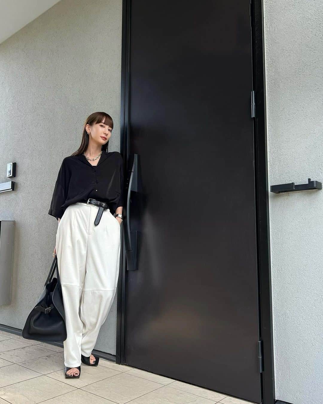 のインスタグラム：「ootd 全身 @louren__official    お気に入りの微起毛ピーチスキンシャツと 清涼感のあるホワイトパンツで   シャツはメンズっぽさもあるので 小物でバランス取り♡ @tiffanyandco」