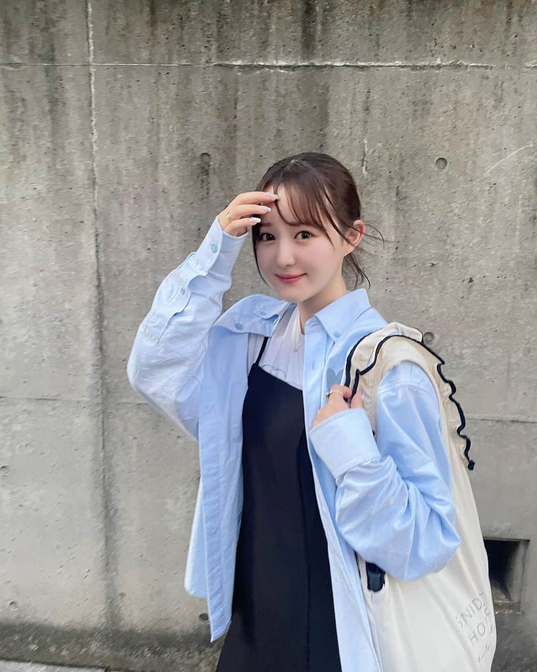 伊藤小春のインスタグラム：「喋り足りなくて友達と何駅も歩いてる時間がしあわせ🦭💙 3枚目はほろ酔い。笑 ⁡ ⁡ ⁡ ⁡」