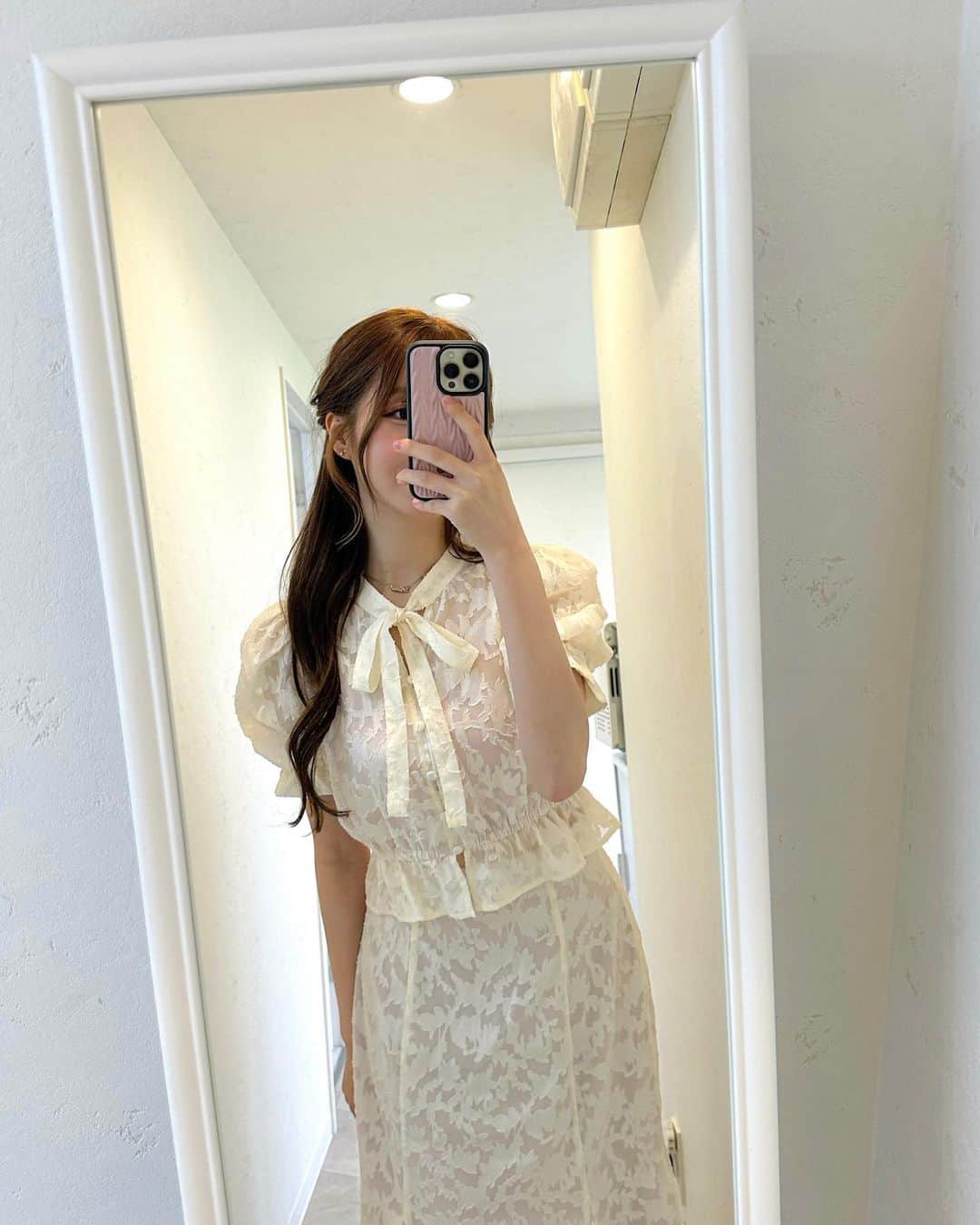 大谷映美里さんのインスタグラム写真 - (大谷映美里Instagram)「お嬢さま感…🎀🤍 こんなデート服はいかがですか꒰ᐢ⸝⸝• ·̭ •⸝⸝ᐢ꒱  インナーがくっついているので着やすいです😳🫶🏻 デニムやTシャツに合わせても可愛いね〜💞#RoseMuse」6月18日 21時57分 - otani_emiri