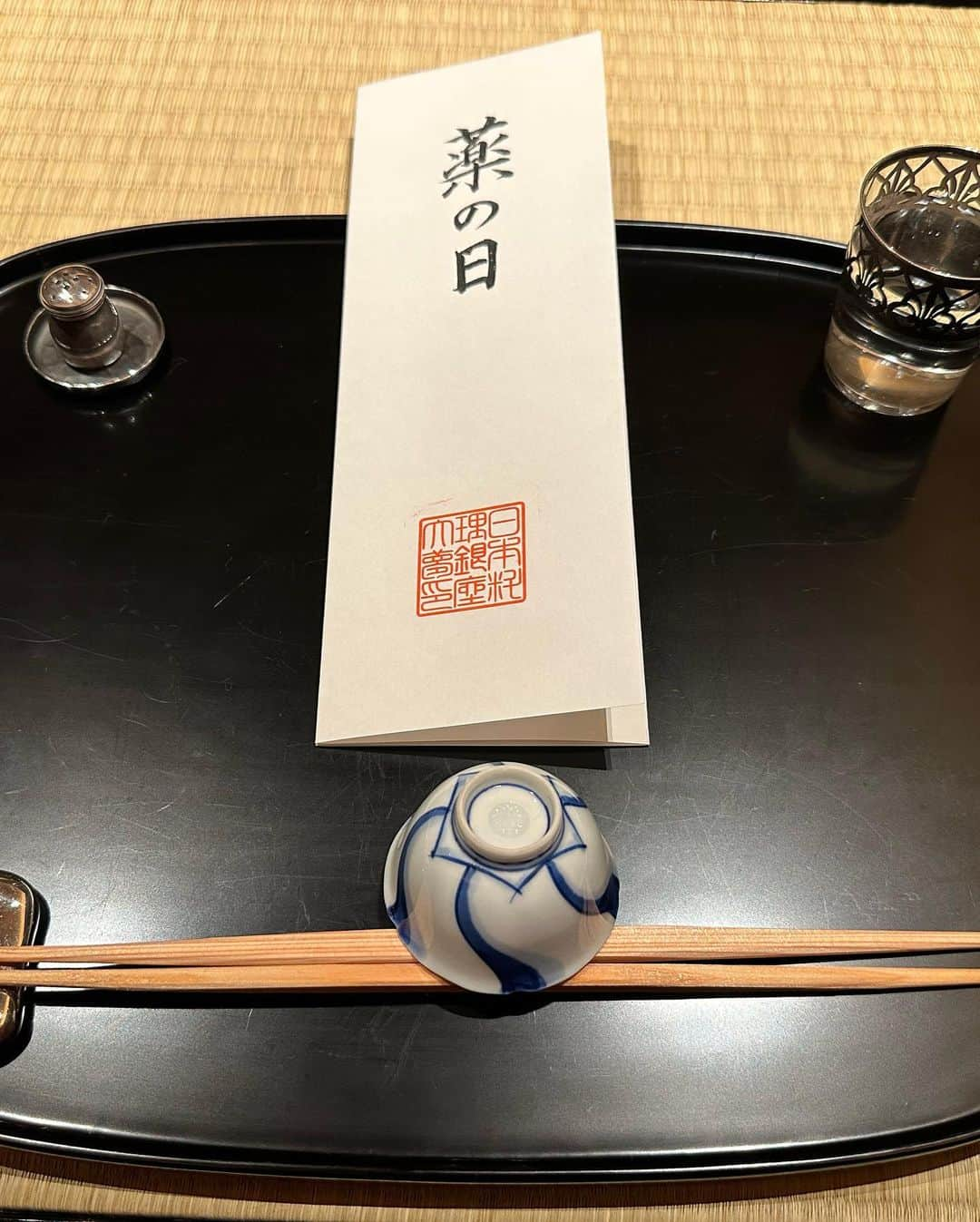 神田うのさんのインスタグラム写真 - (神田うのInstagram)「月に1度通わせて頂いている日本料理の大夢さん🥢 歳時記含め、食の事を学ばせて頂いておりますが、今月は毎年恒例、真っ暗にしたお部屋で蛍✨を飛ばす演出が神秘的で感動致します。  #日本料理#銀座大夢#大夢#銀座#会員制#食を学びながら#お料理を堪能#日本の歳時記#歳時記#蛍#神田うの#unokanda」6月18日 21時57分 - unokandaofficial