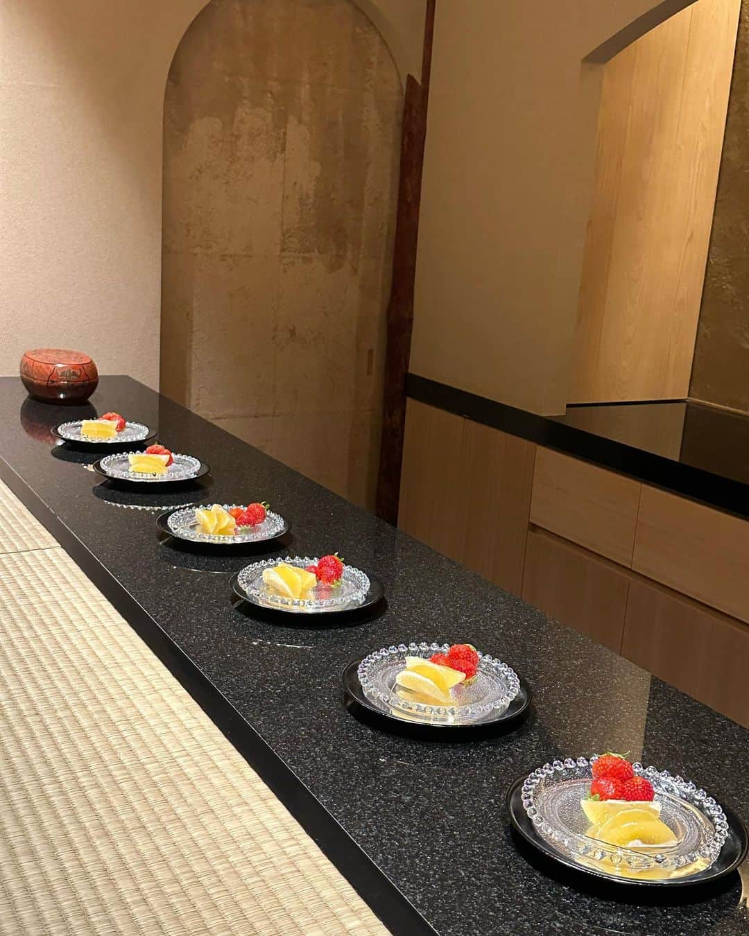 神田うのさんのインスタグラム写真 - (神田うのInstagram)「月に1度通わせて頂いている日本料理の大夢さん🥢 歳時記含め、食の事を学ばせて頂いておりますが、今月は毎年恒例、真っ暗にしたお部屋で蛍✨を飛ばす演出が神秘的で感動致します。  #日本料理#銀座大夢#大夢#銀座#会員制#食を学びながら#お料理を堪能#日本の歳時記#歳時記#蛍#神田うの#unokanda」6月18日 21時57分 - unokandaofficial