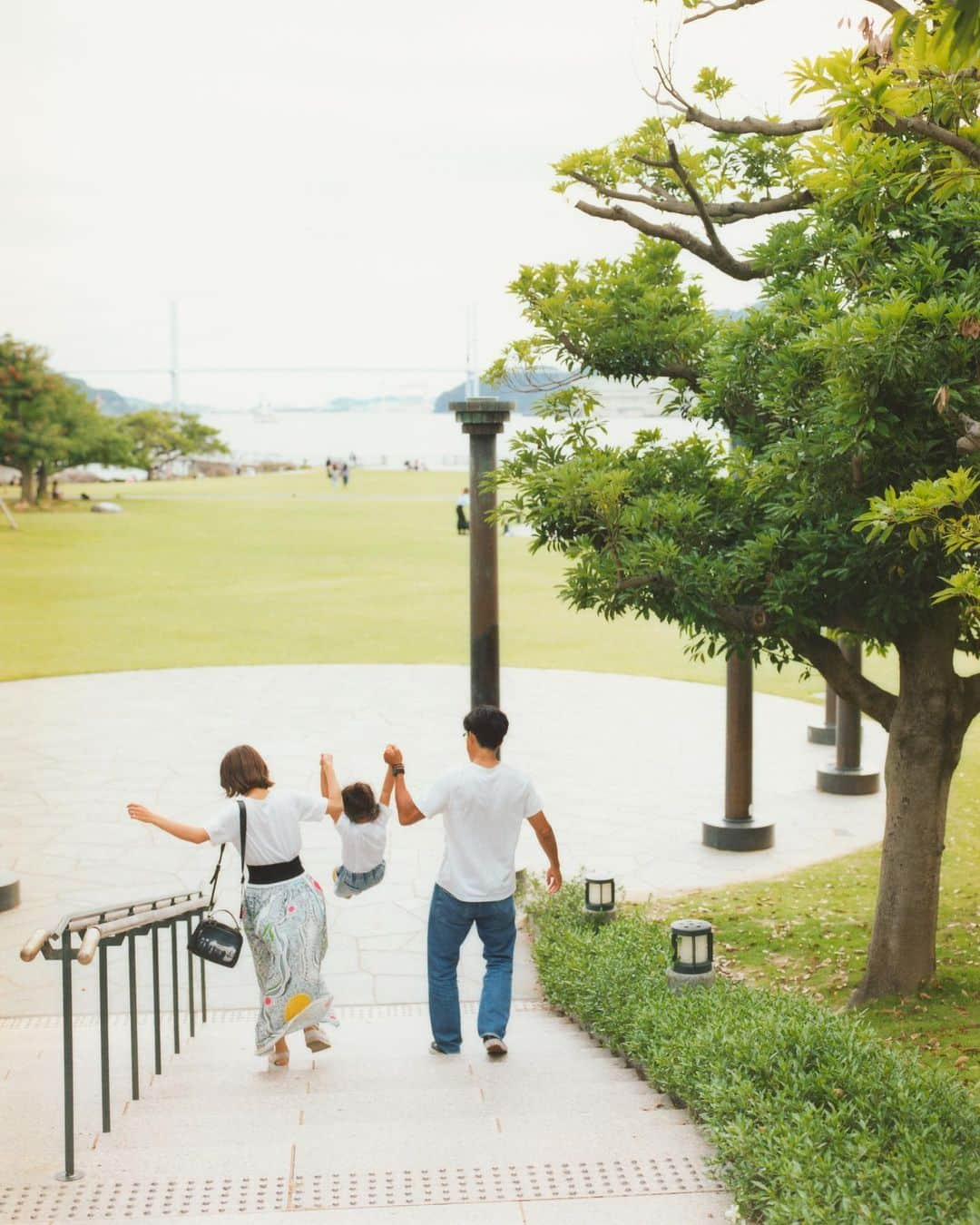 村上萌さんのインスタグラム写真 - (村上萌Instagram)「今年で日本上陸40周年を迎えるagnès b. 40名の方のインタビューで作るスペシャルコンテンツにて、そのうちの1人としてお声がけいただき、長崎を舞台に家族と共に出演させていただきました。 フィルムカメラで撮っていただいた写真には、今、大切にしている瞬間が詰まってた。 いつかパリに住みたい娘はこの貴重な機会を理解するよしもなく、いつも通り白目になったりひっくり返ったりして終わりました😇🇫🇷  40周年おめでとうございます🎈 @agnesb_officiel   #暮らしの微調整」6月18日 21時51分 - moemurakami_