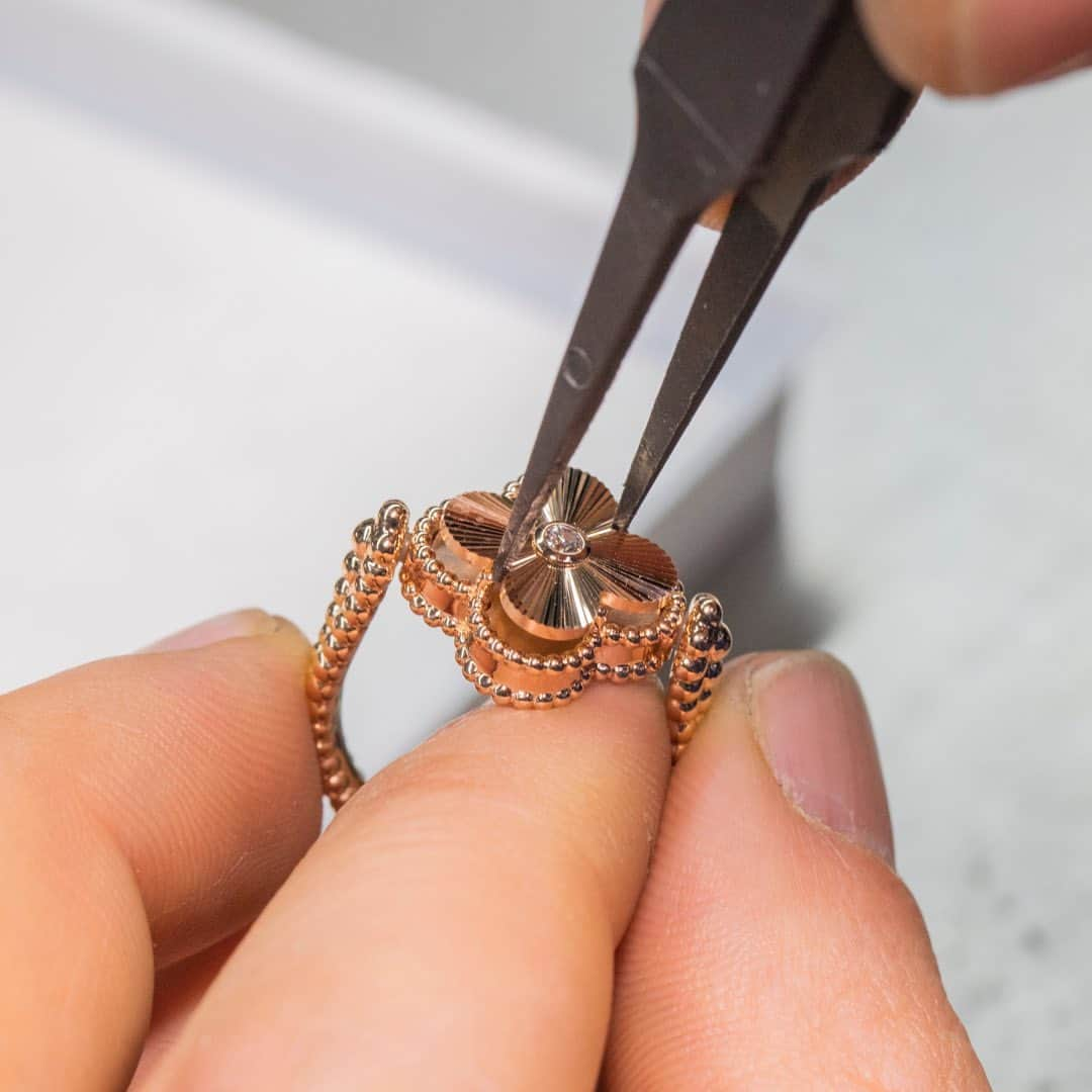 ヴァンクリーフ&アーペルさんのインスタグラム写真 - (ヴァンクリーフ&アーペルInstagram)「Witness the attention to detail necessary to create the new Alhambra reversible ring. After being cut and polished, the motif fits into its golden setting and prongs are folded with precision.  #VCAalhambra #VanCleefArpels #VCAsavoirfaire」6月18日 21時51分 - vancleefarpels