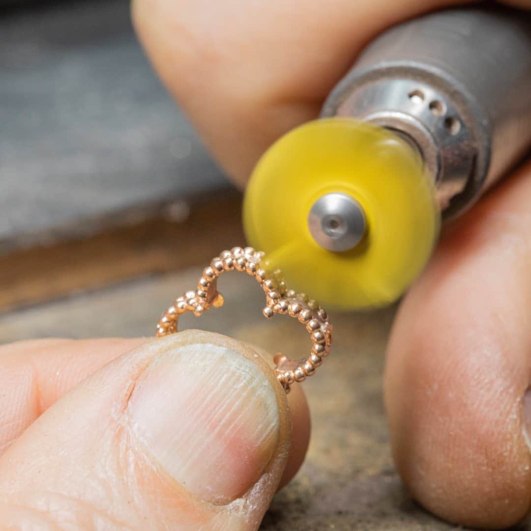 ヴァンクリーフ&アーペルさんのインスタグラム写真 - (ヴァンクリーフ&アーペルInstagram)「Witness the attention to detail necessary to create the new Alhambra reversible ring. After being cut and polished, the motif fits into its golden setting and prongs are folded with precision.  #VCAalhambra #VanCleefArpels #VCAsavoirfaire」6月18日 21時51分 - vancleefarpels